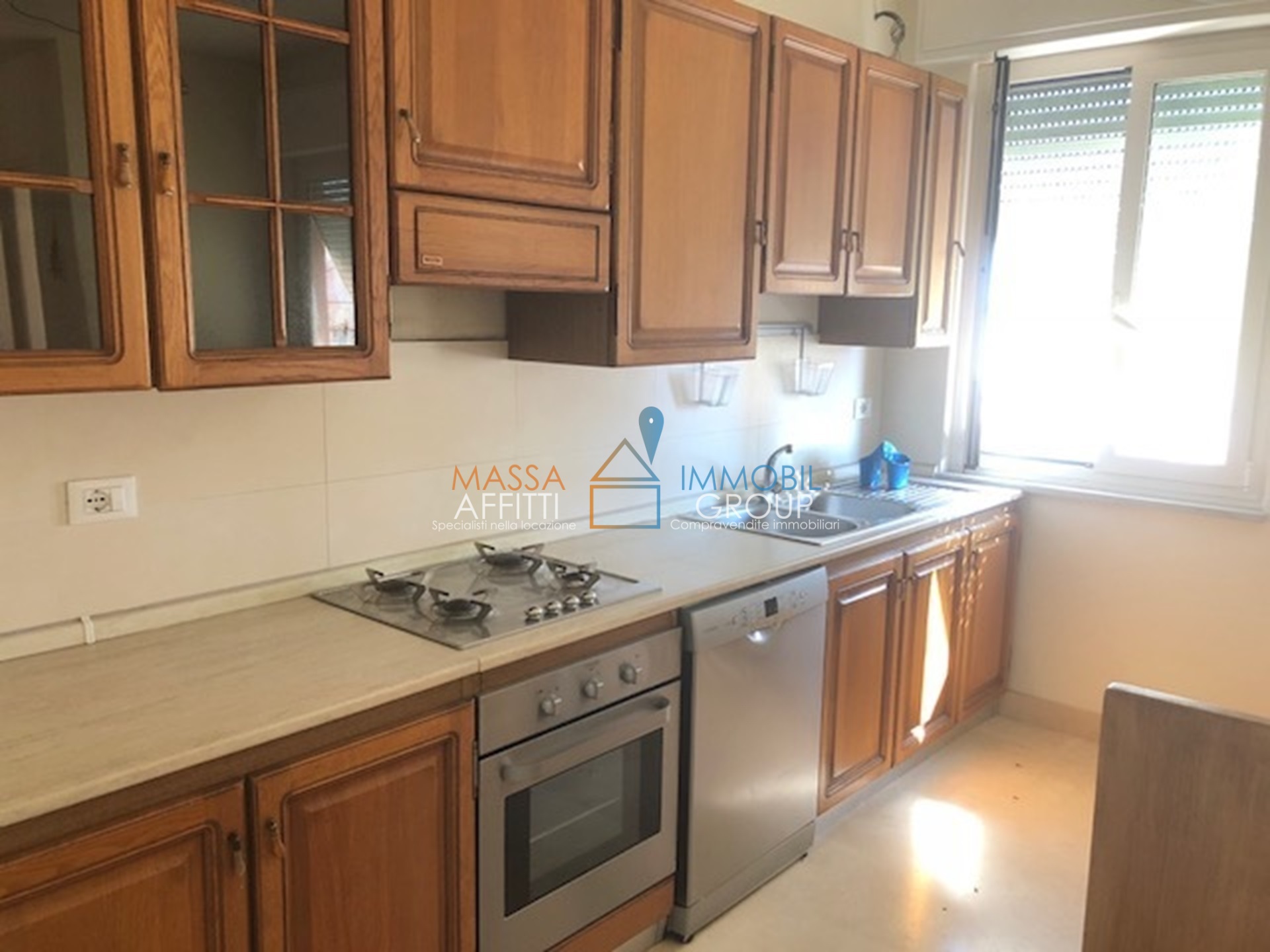Appartamento con terrazzo in viale eugenio chiesa 16, Massa