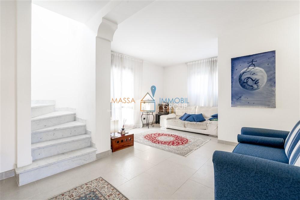 Casa indipendente con giardino in viale marina 114, Montignoso