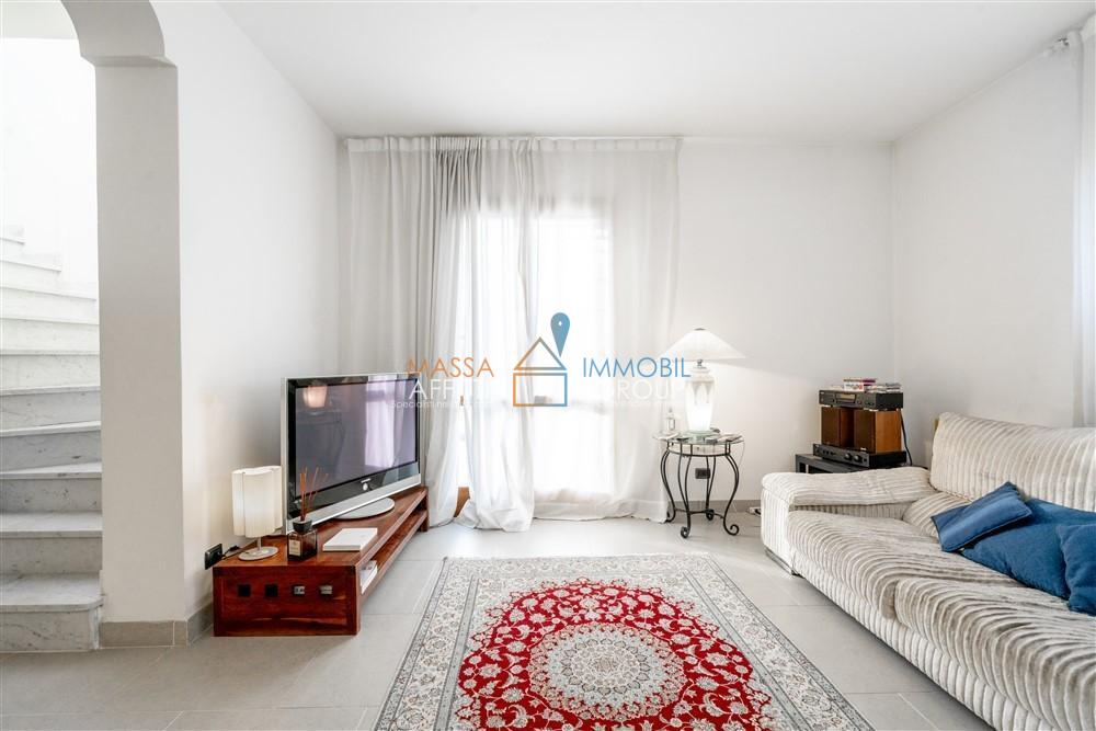 Casa indipendente con giardino in viale marina 114, Montignoso