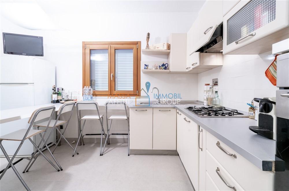 Casa indipendente con giardino in viale marina 114, Montignoso