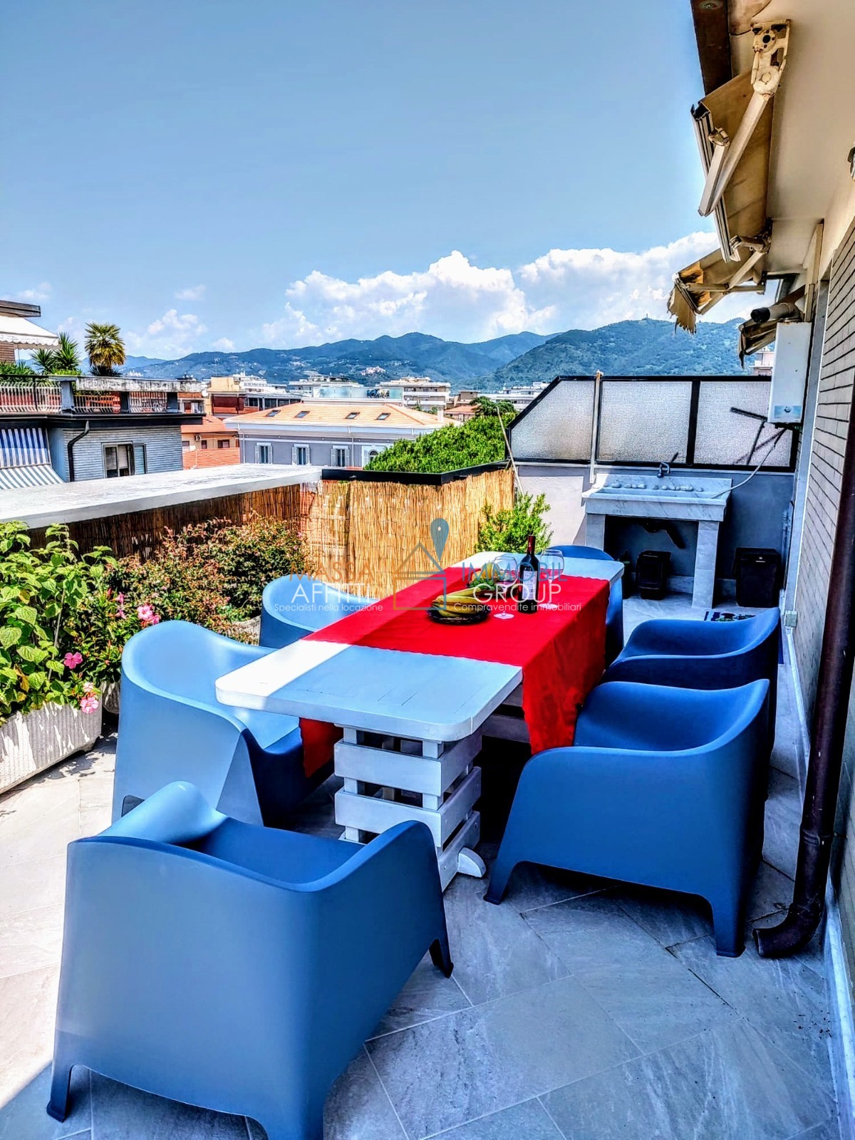 Attico vista mare in via genova 21, Carrara