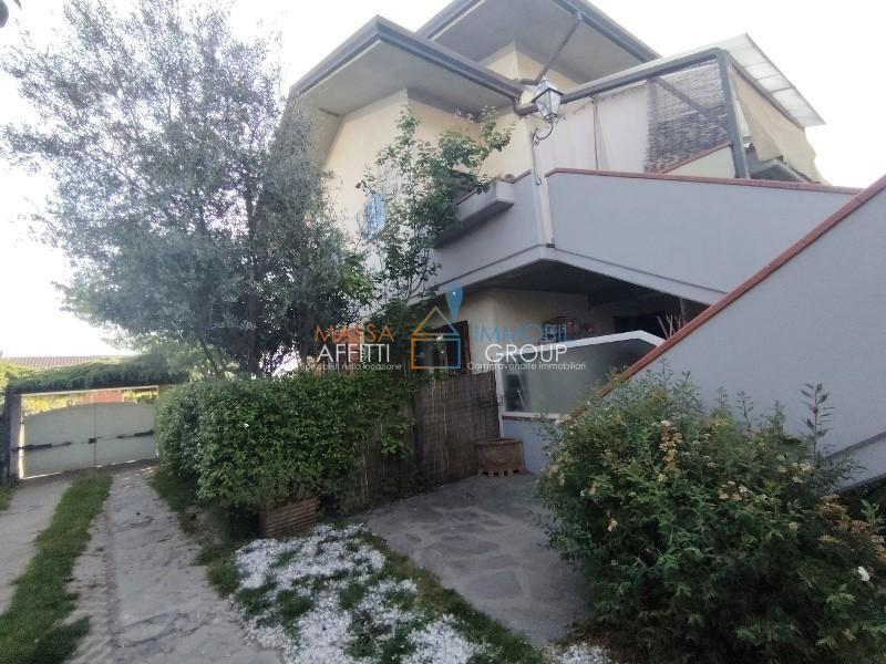 Casa indipendente con giardino in via romana 219, Massa
