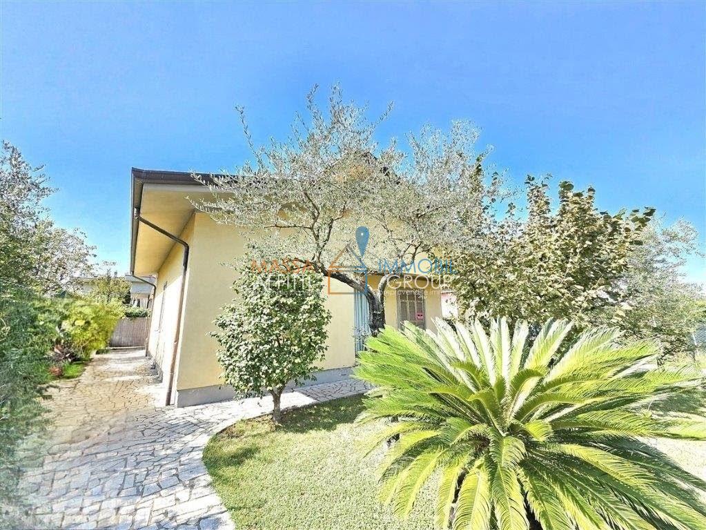 Casa indipendente con giardino in via podenzana 5, Massa