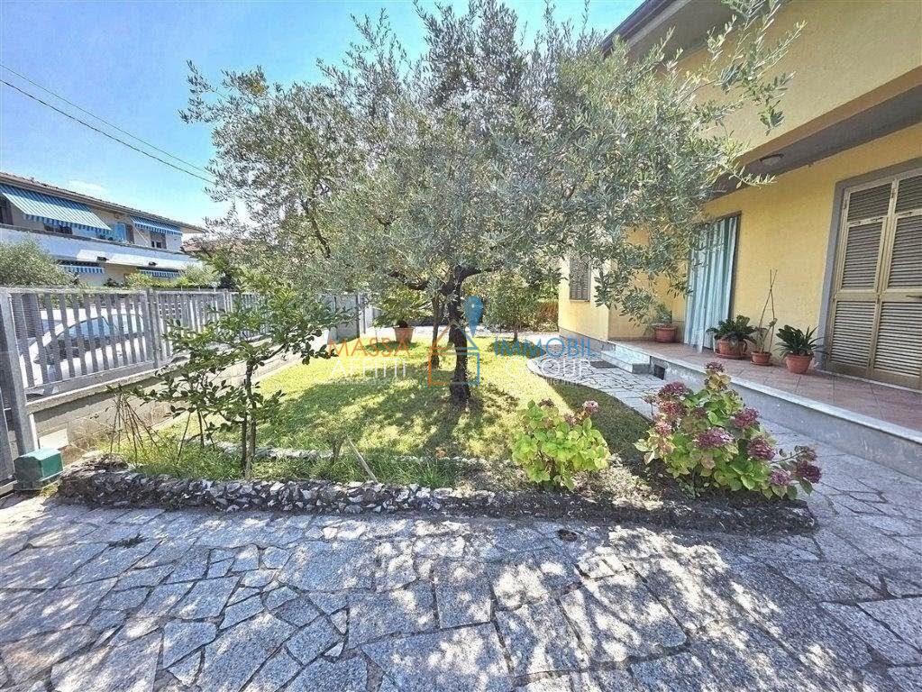 Casa indipendente con giardino in via podenzana 5, Massa