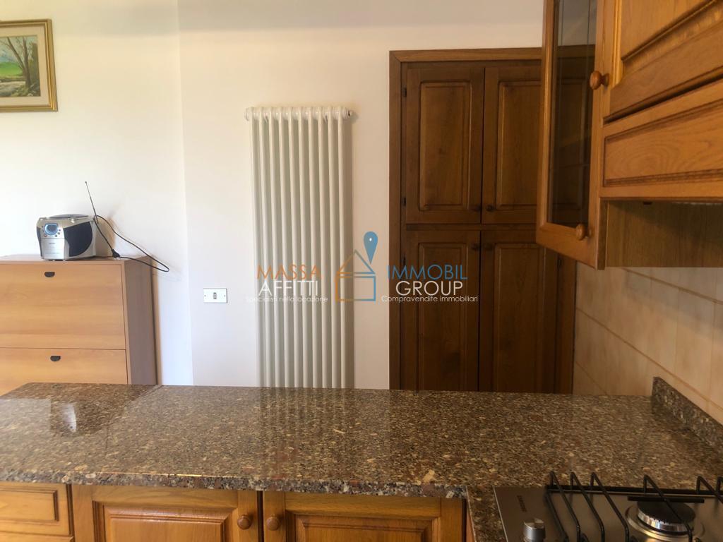 Casa indipendente con giardino in via romana 202, Massa