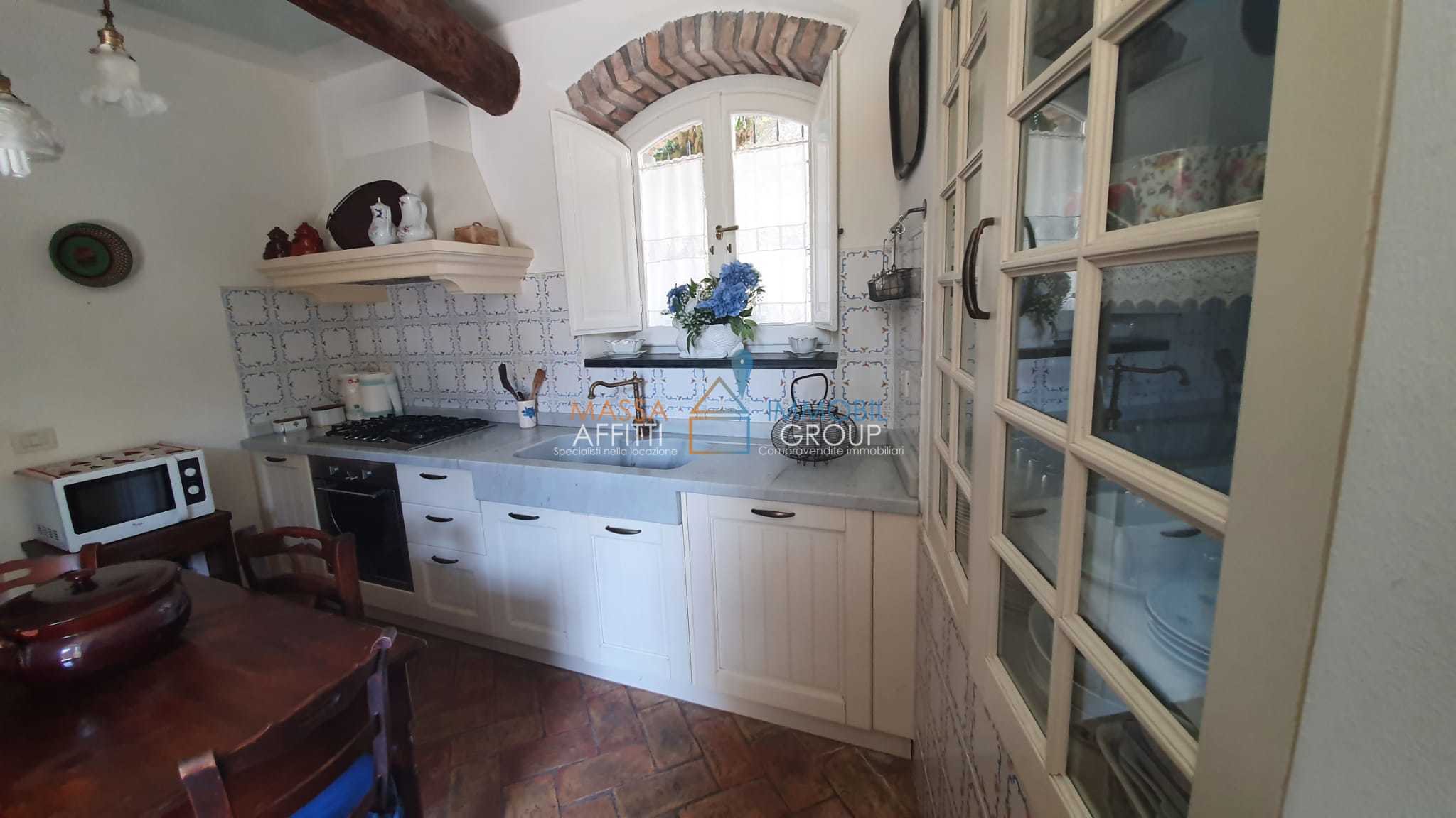 Casa indipendente con giardino in via delle grazie 8, Massa