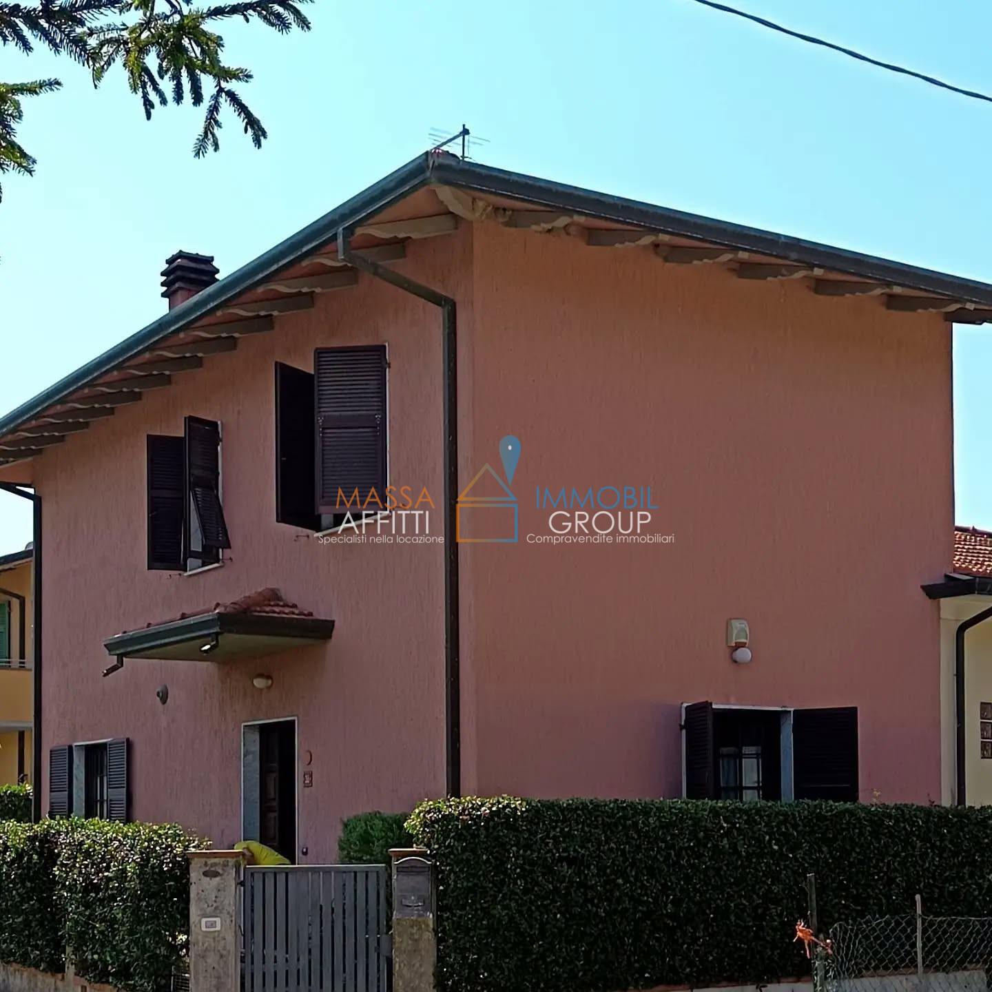 Villetta a schiera con giardino in via chiesina del casone 6, Massa
