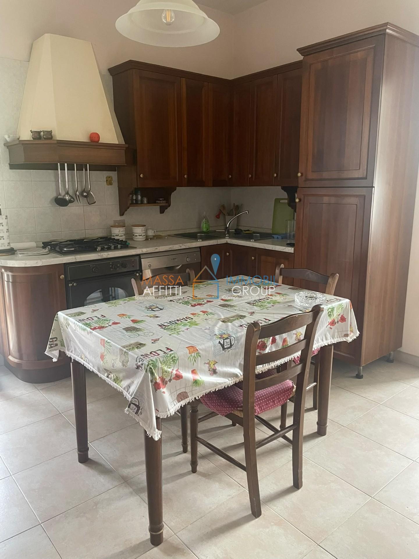 Villetta a schiera con giardino in via covetta 19, Carrara