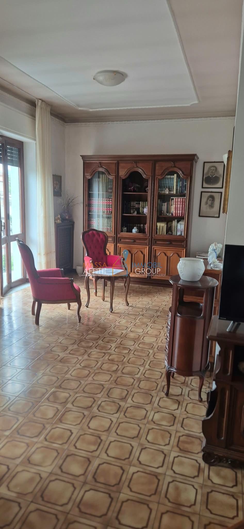 Villetta a schiera con giardino in via covetta 19, Carrara