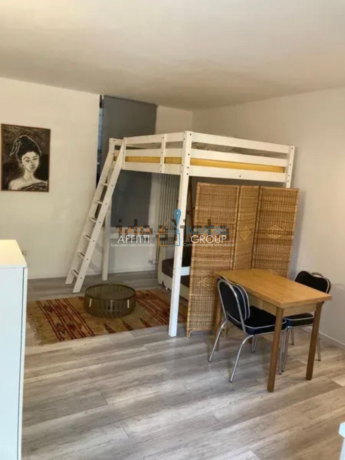 Monolocale con terrazzo in viale potrignano 10, Carrara