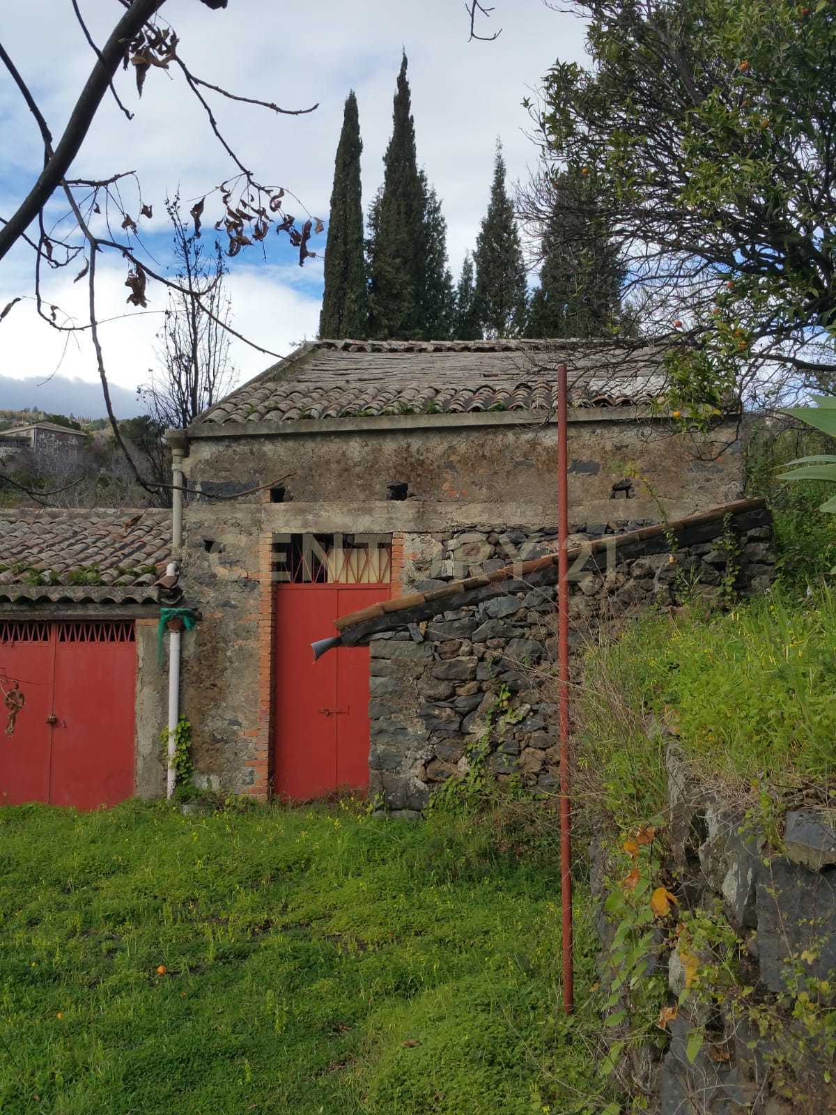 Casa indipendente con giardino in via del santuario 26, Giarre