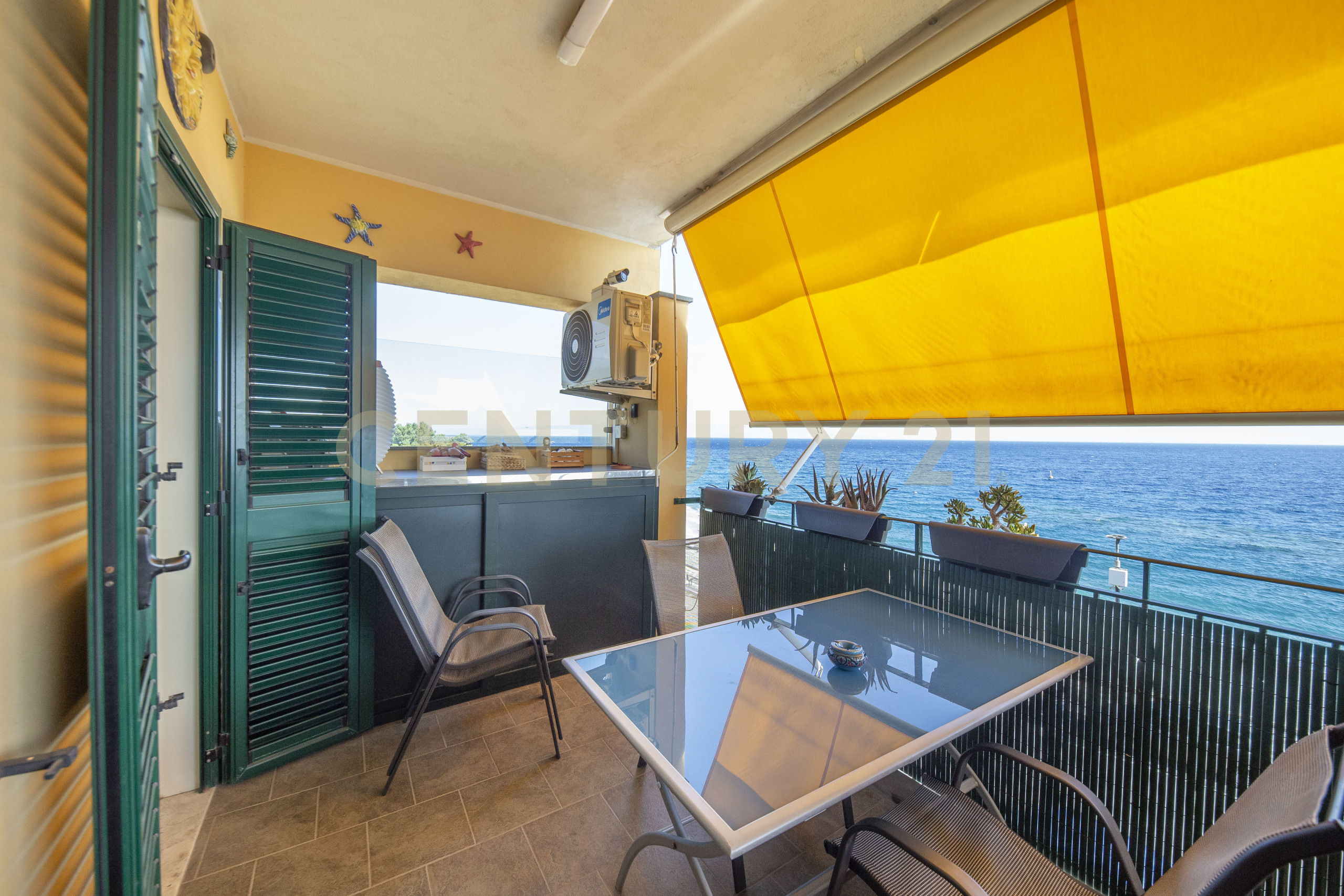 Appartamento con terrazzi in via lungomare 2, Sant'Alessio Siculo