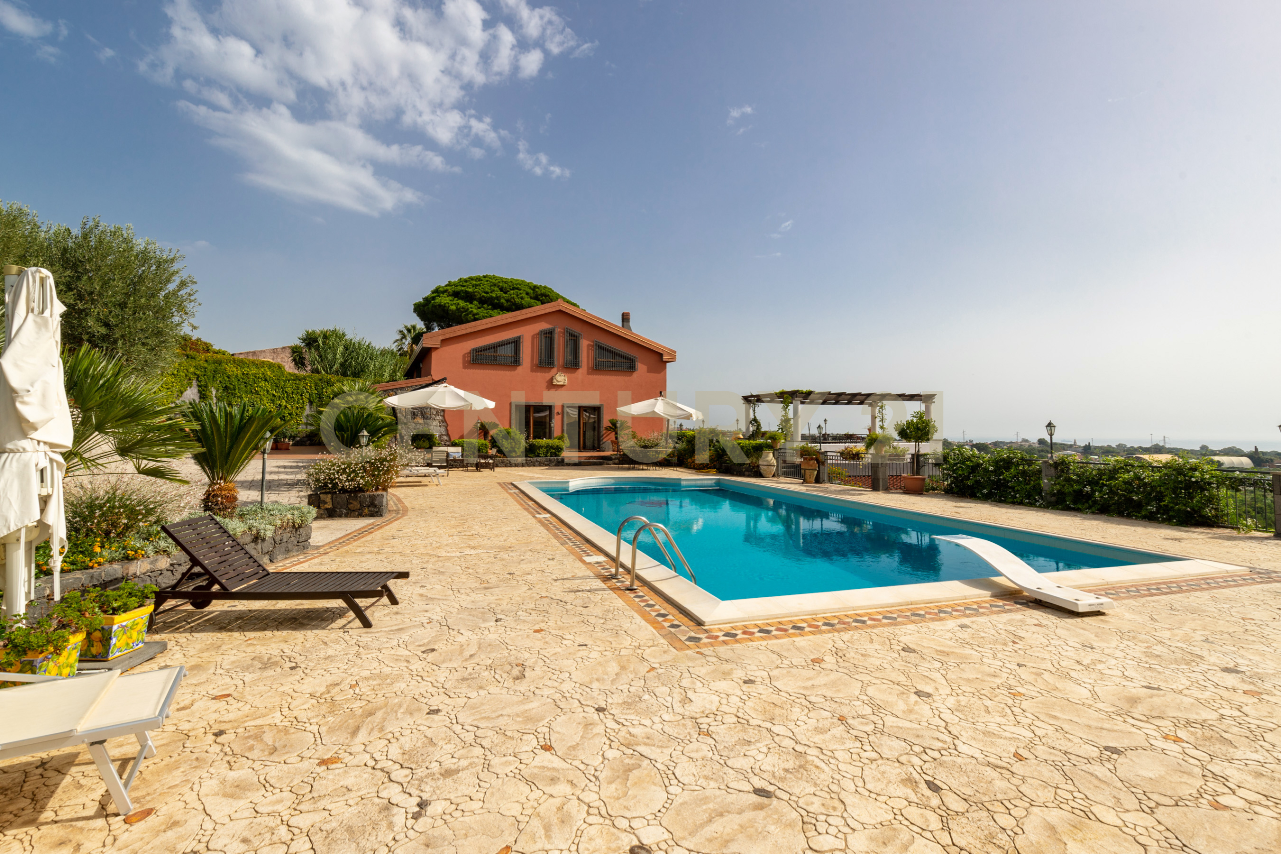 Villa con giardino in via brinzio 20, Aci Catena