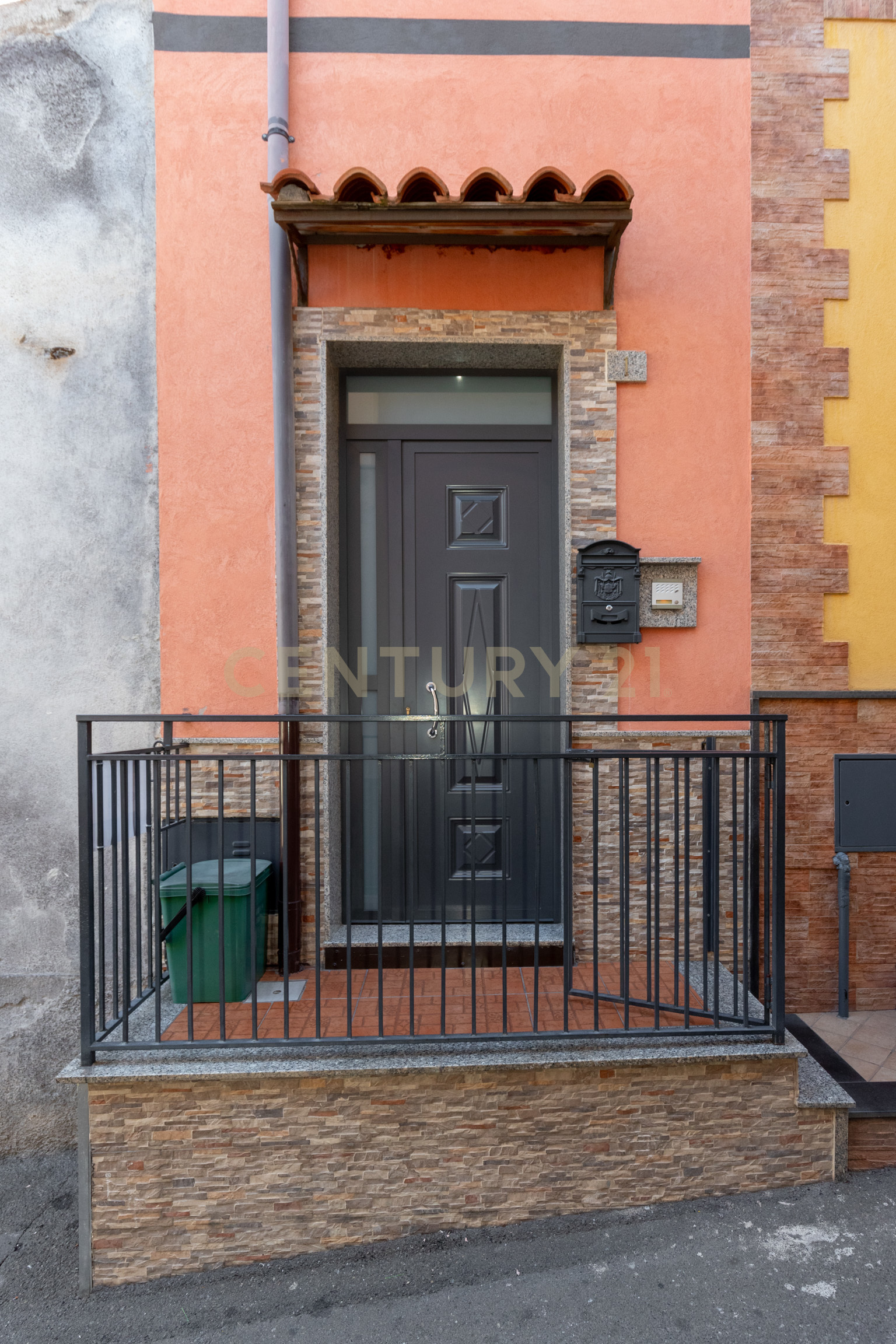 Casa indipendente con terrazzo in via carnazza 1, Adrano