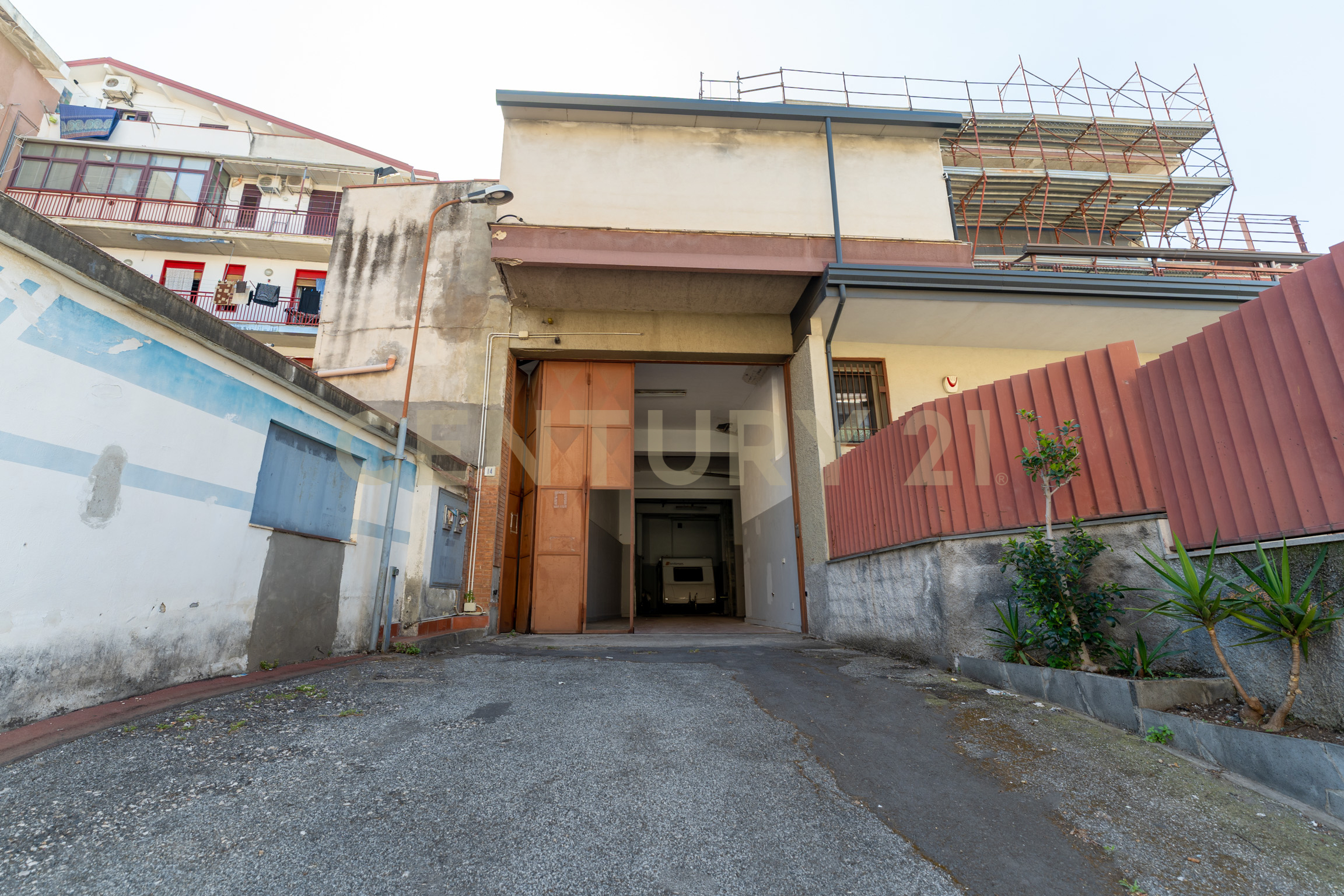 Capannone con giardino in viale dell'autonomia 14, Gravina di Catania
