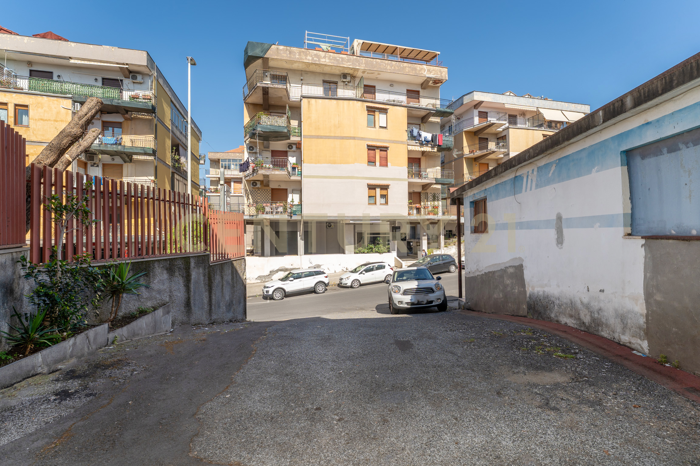 Capannone con giardino in viale dell'autonomia 14, Gravina di Catania