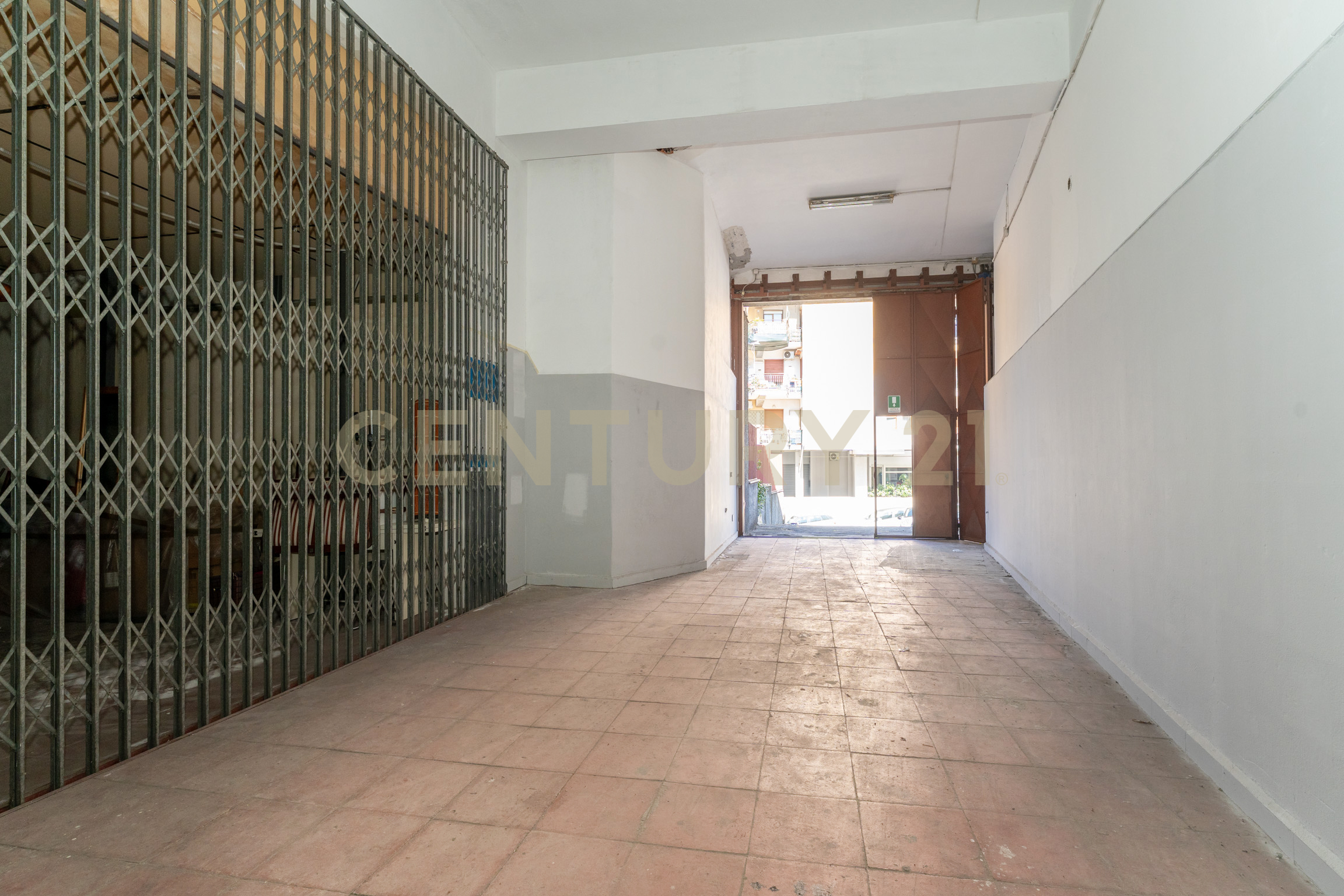 Capannone con giardino in viale dell'autonomia 14, Gravina di Catania