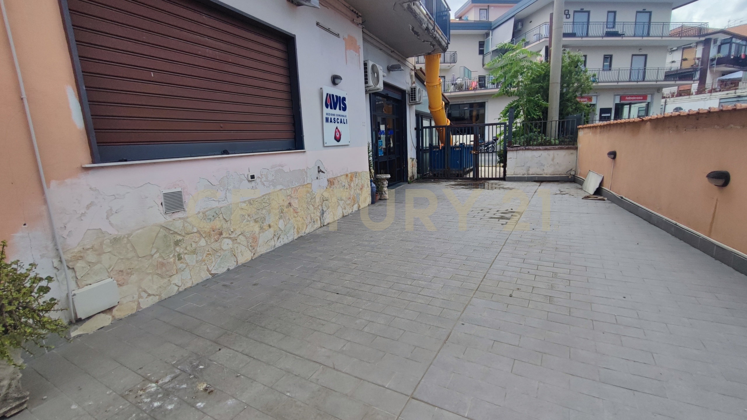Locale commerciale con giardino in via siculo orientale 488, Catania