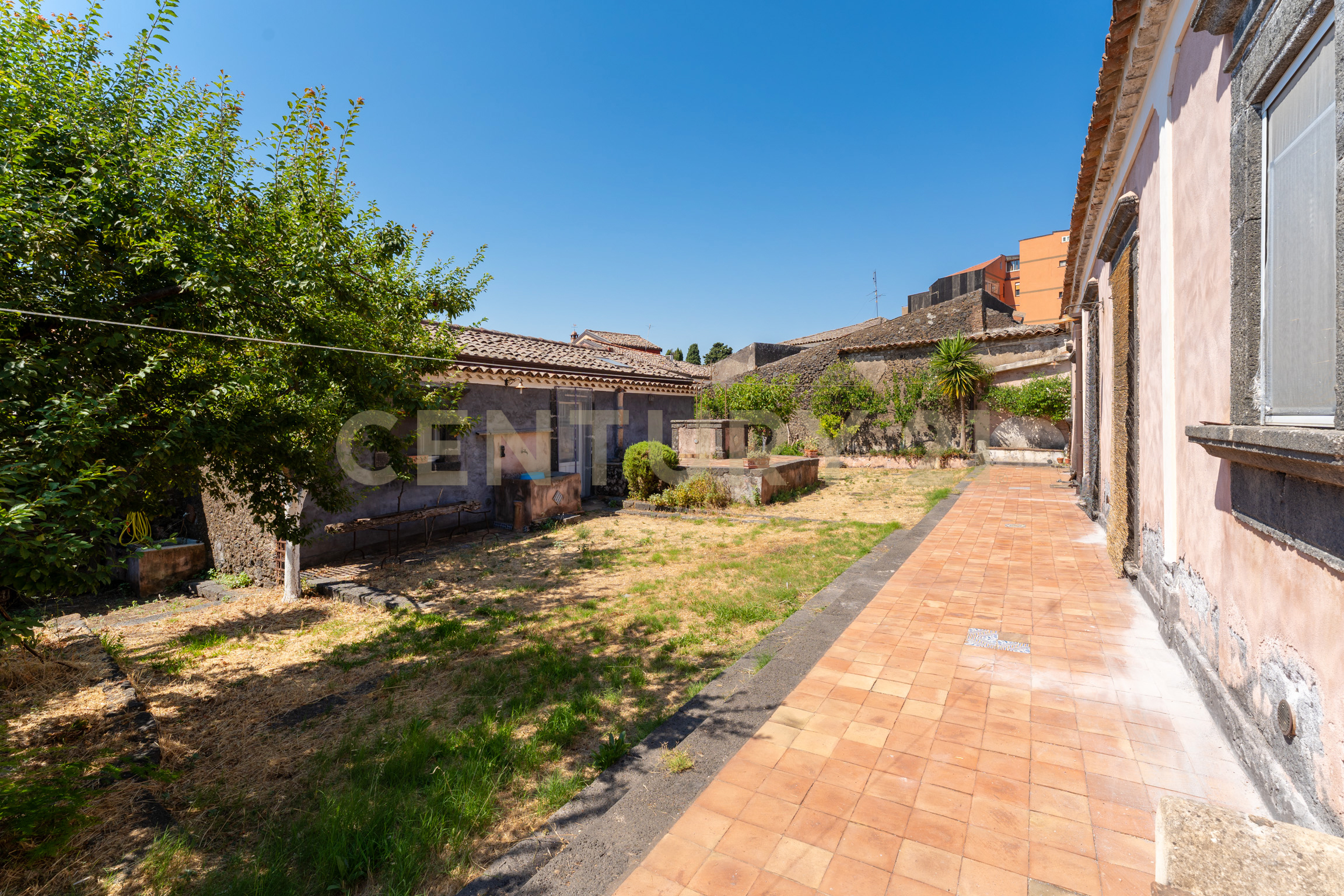 Villa con giardino in via calvario 43, Mascalucia