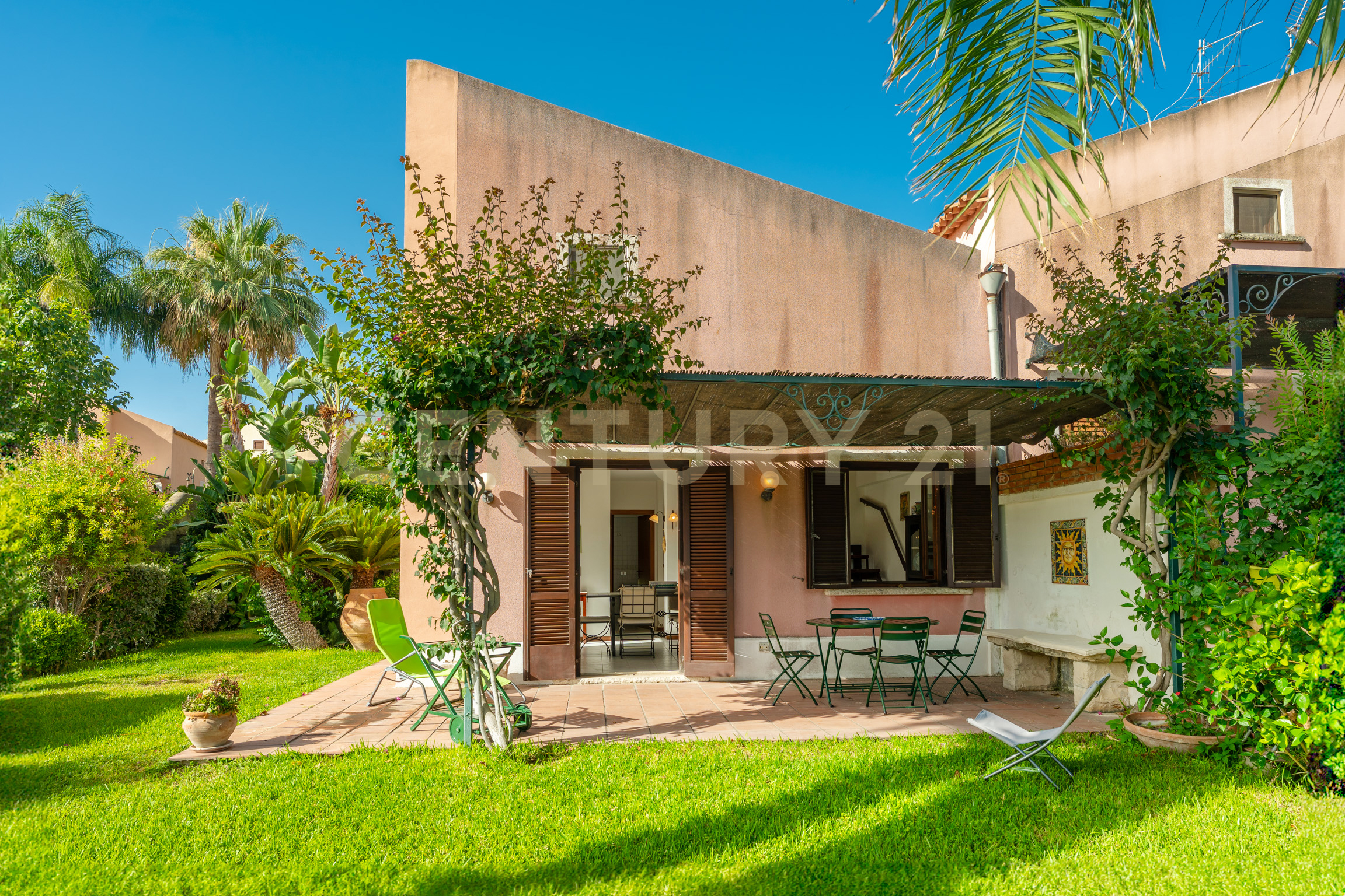 Villa con giardino in contrada arcile, Augusta