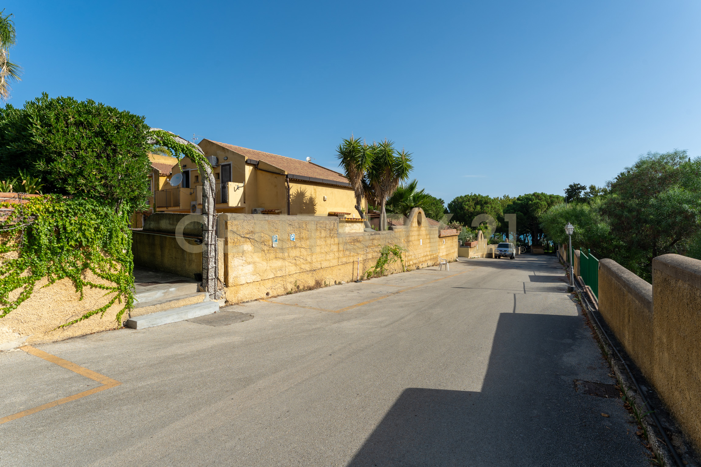 Villa con giardino in contrada arcile, Augusta