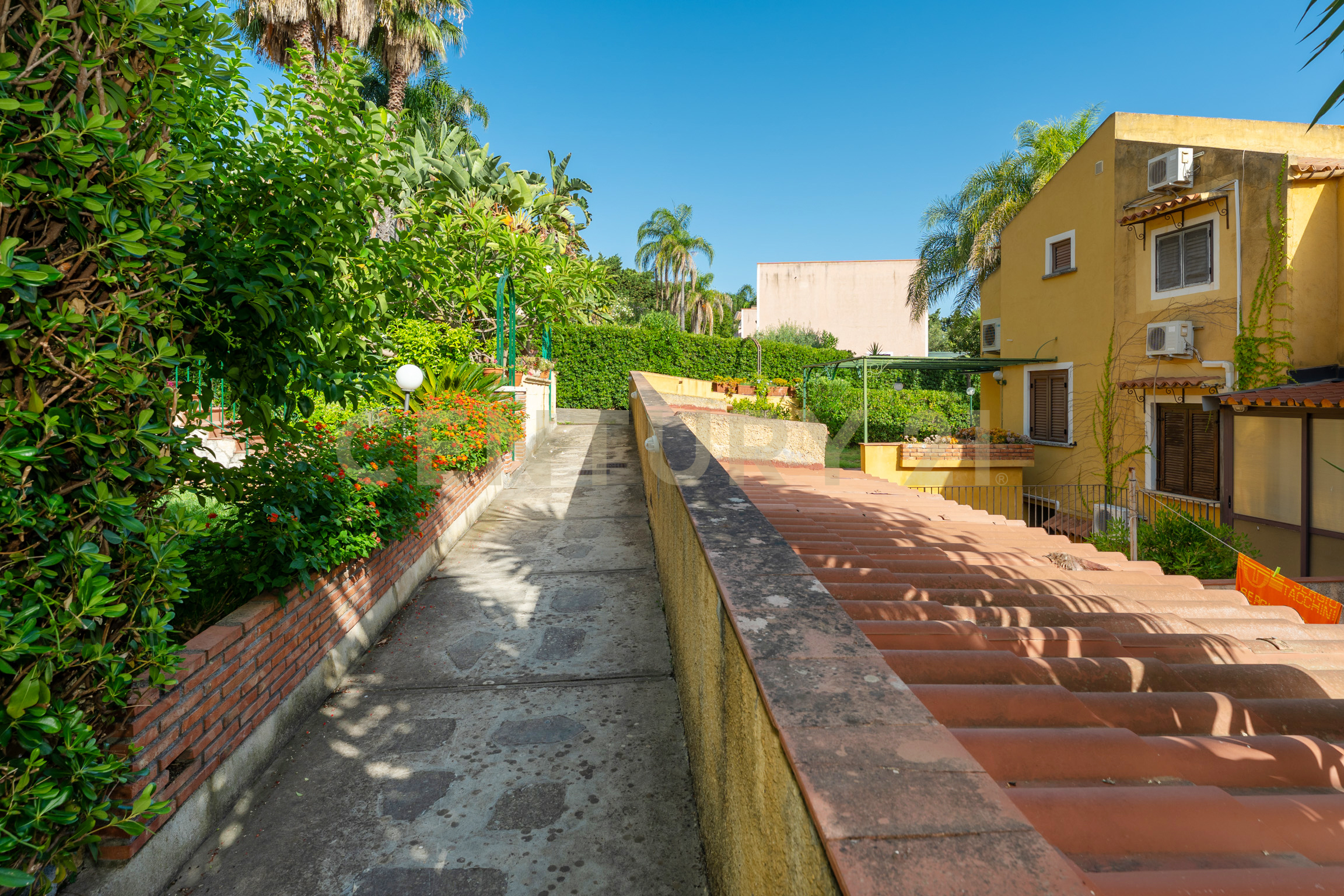 Villa con giardino in contrada arcile, Augusta