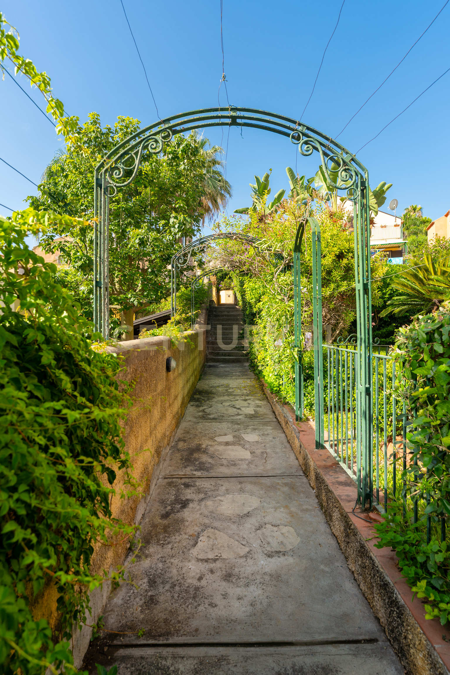 Villa con giardino in contrada arcile, Augusta