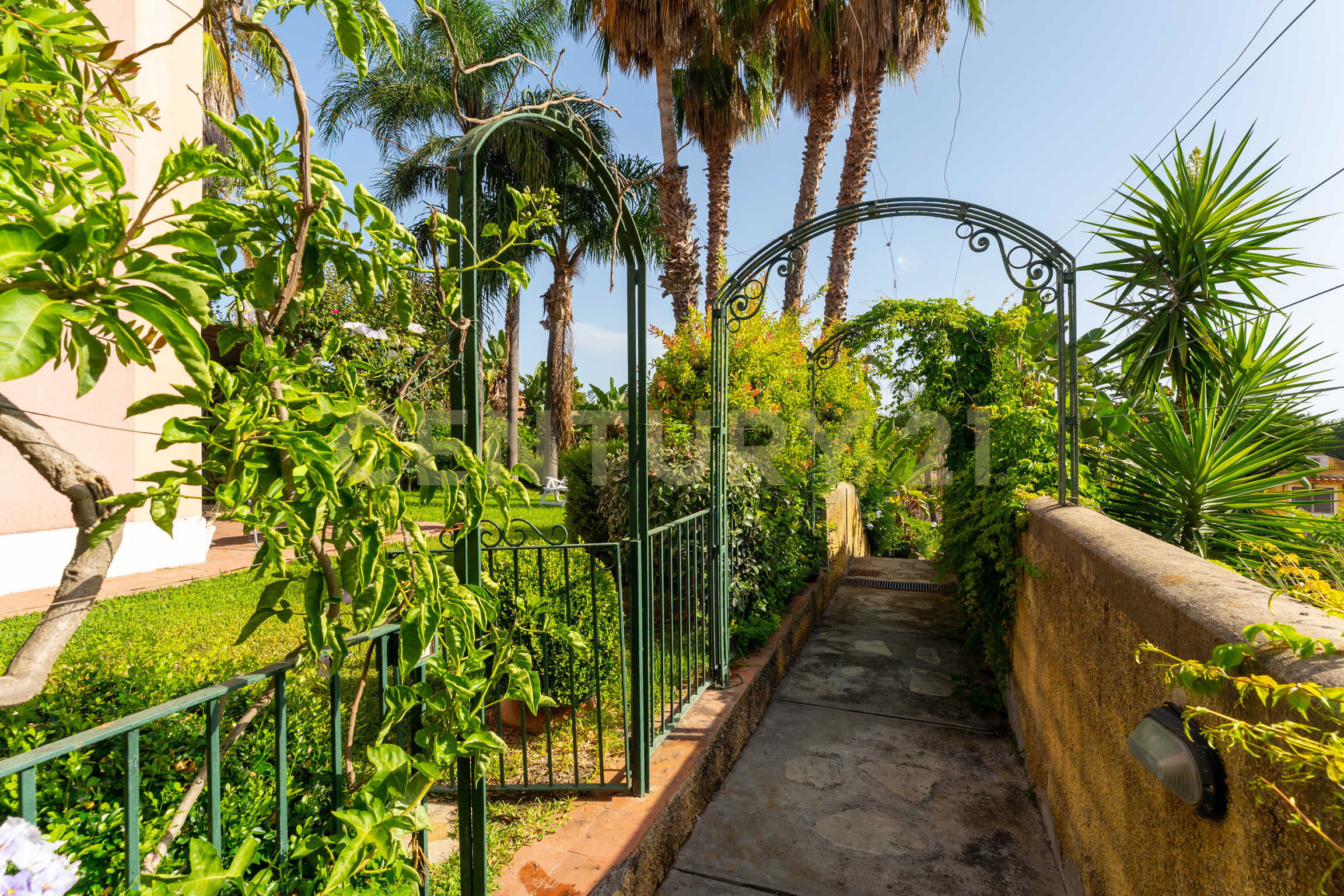 Villa con giardino in contrada arcile, Augusta