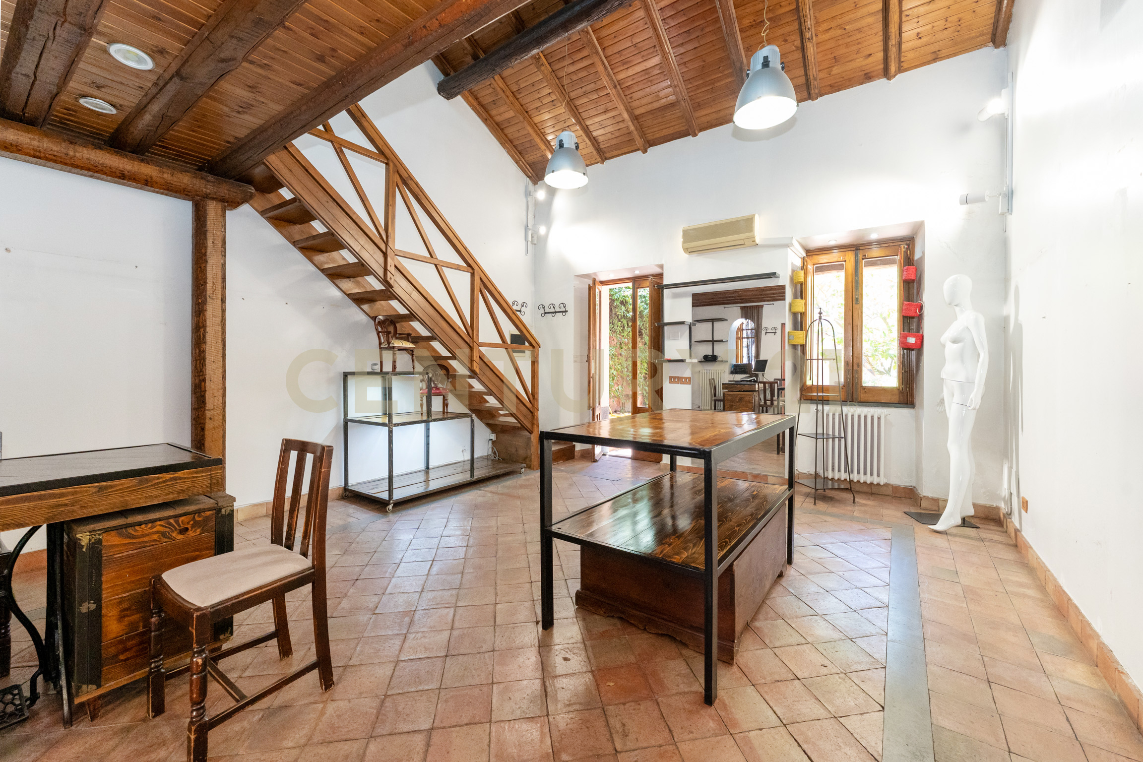 Locale commerciale in affitto in via etnea 90, Mascalucia