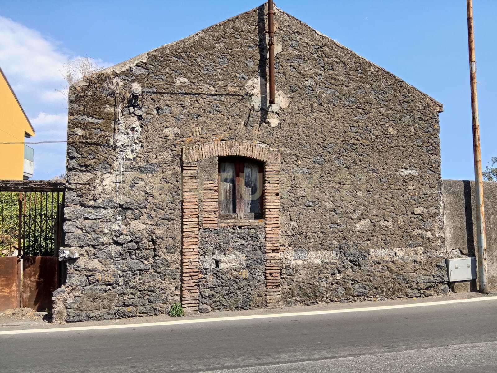 Rustico con giardino in via maugeri 12, Valverde