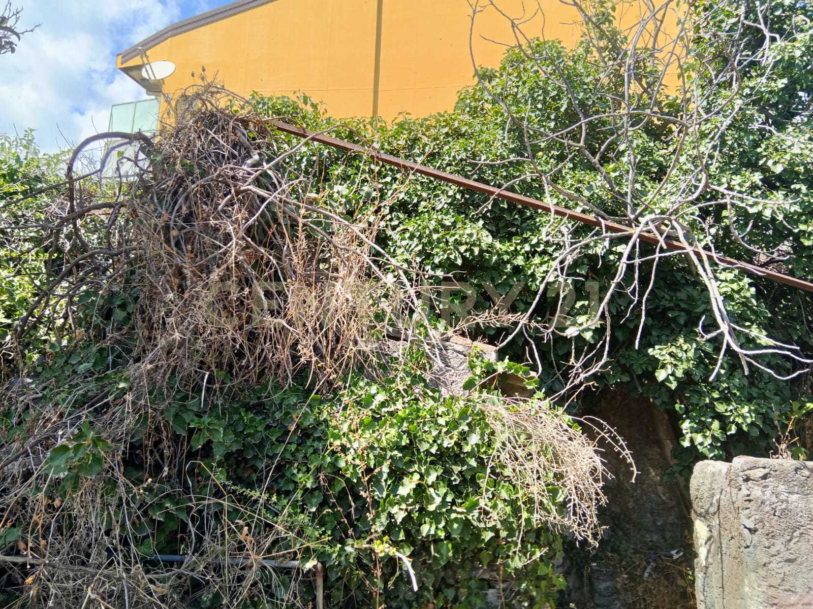 Rustico con giardino in via maugeri 12, Valverde