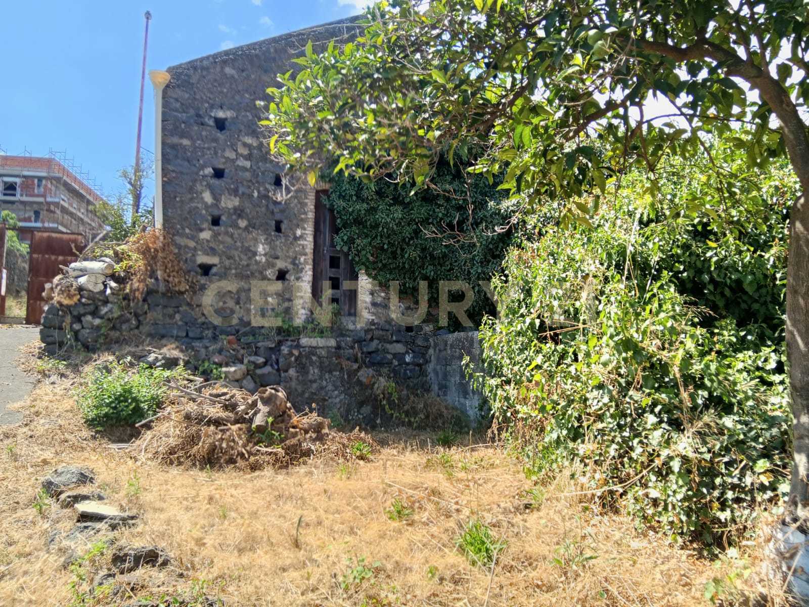 Rustico con giardino in via maugeri 12, Valverde