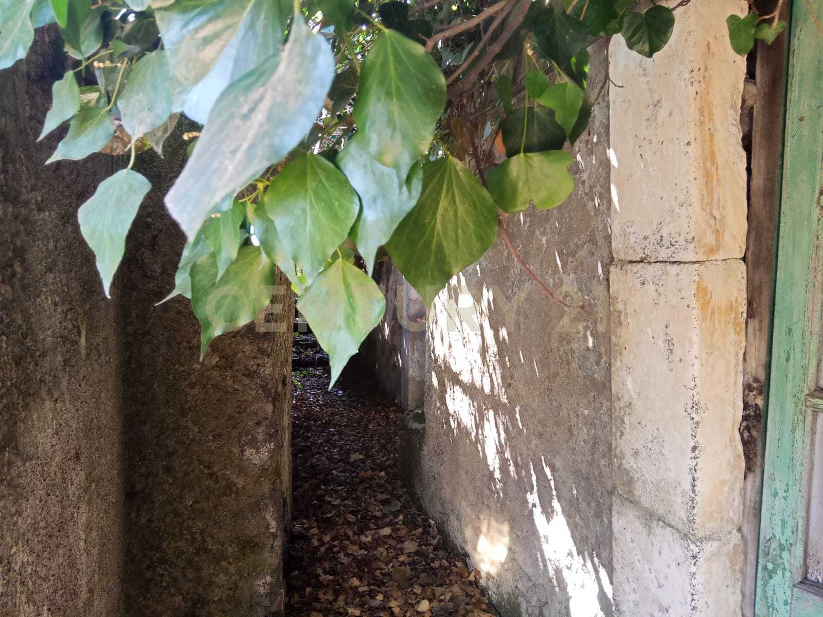 Rustico con giardino in via maugeri 12, Valverde