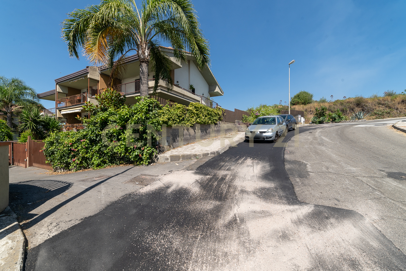 Villa con giardino in via dei ciclopi 146, Aci Catena