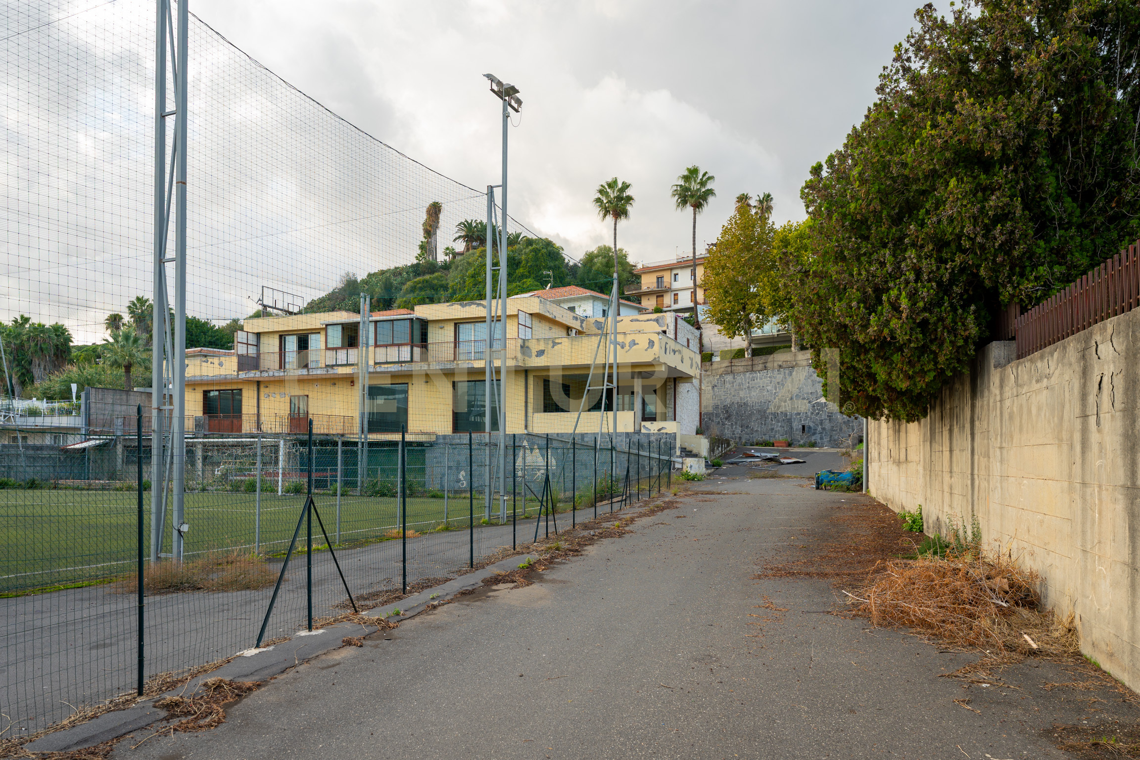 Locale commerciale con giardino in via delle scuole 1, Aci Castello