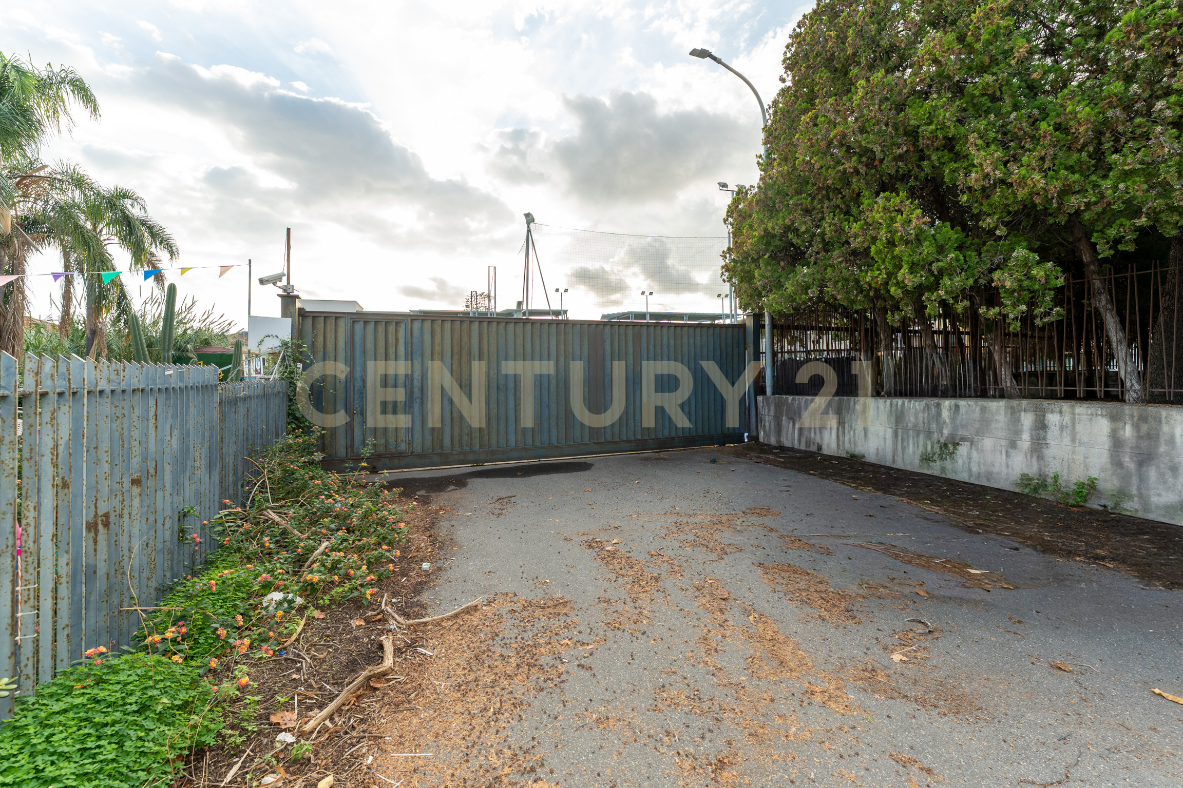 Locale commerciale con giardino in via delle scuole 1, Aci Castello