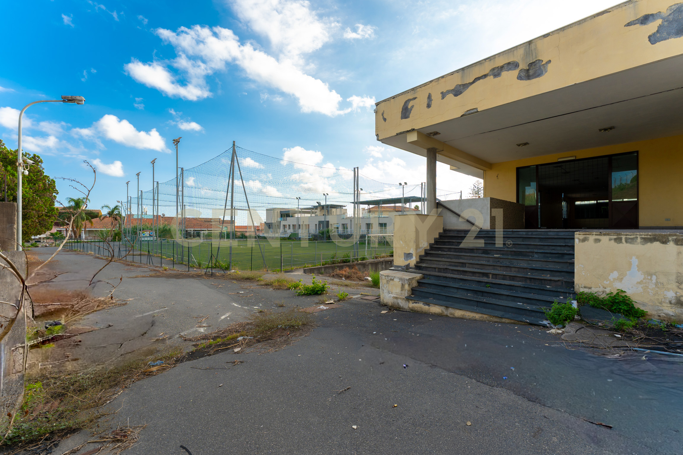 Locale commerciale con giardino in via delle scuole 1, Aci Castello