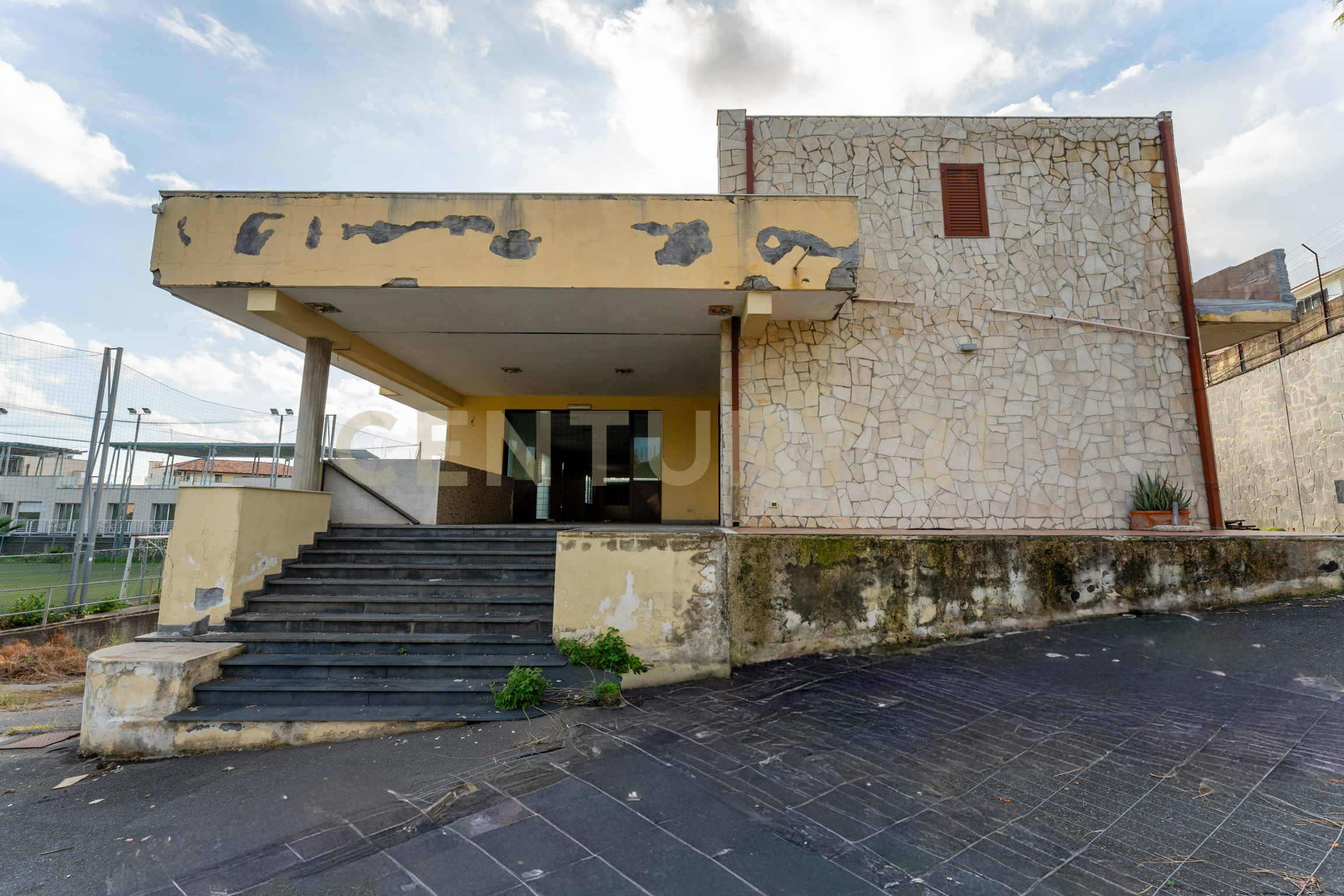 Locale commerciale con giardino in via delle scuole 1, Aci Castello