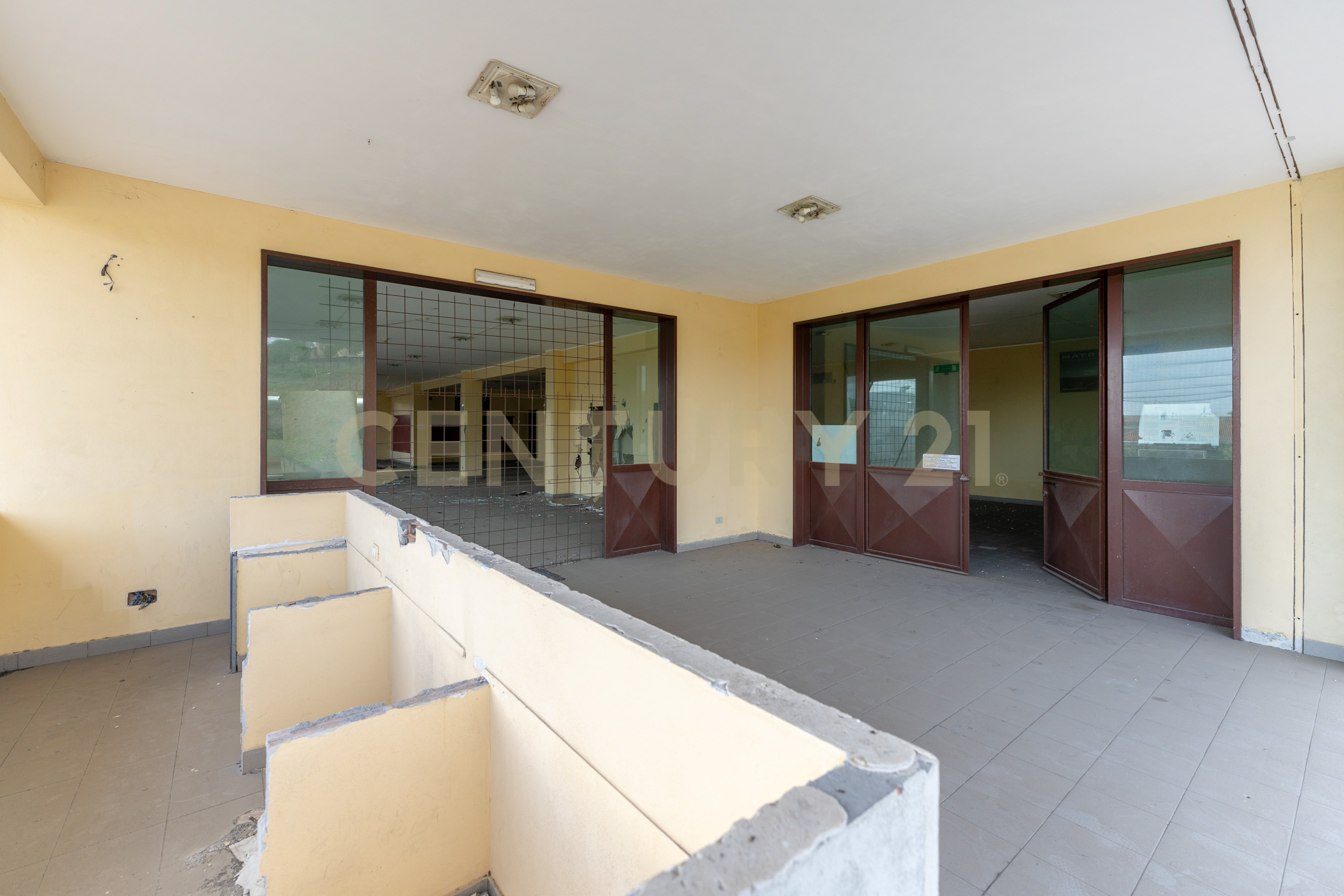 Locale commerciale con giardino in via delle scuole 1, Aci Castello