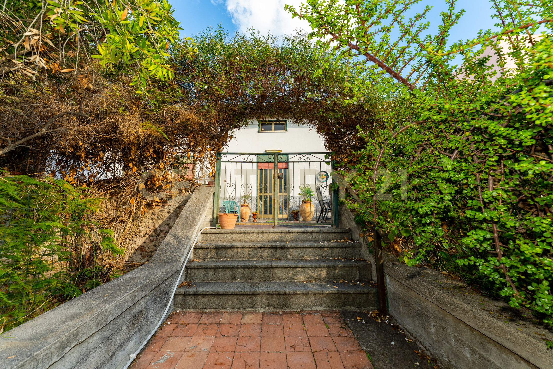 Casa indipendente con giardino in via re martino 212, Catania