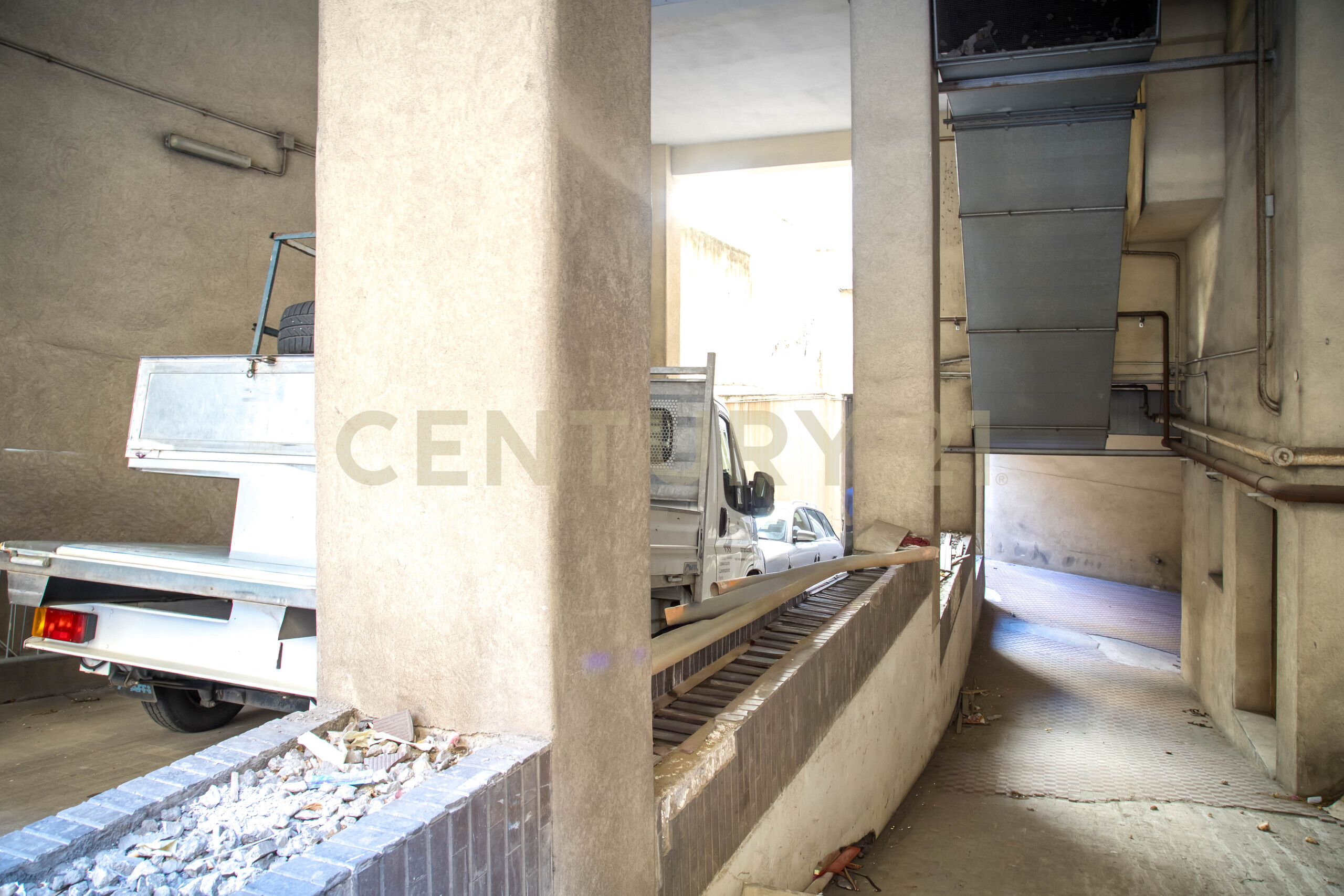 Locale commerciale ristrutturata in via milano 93, Catania