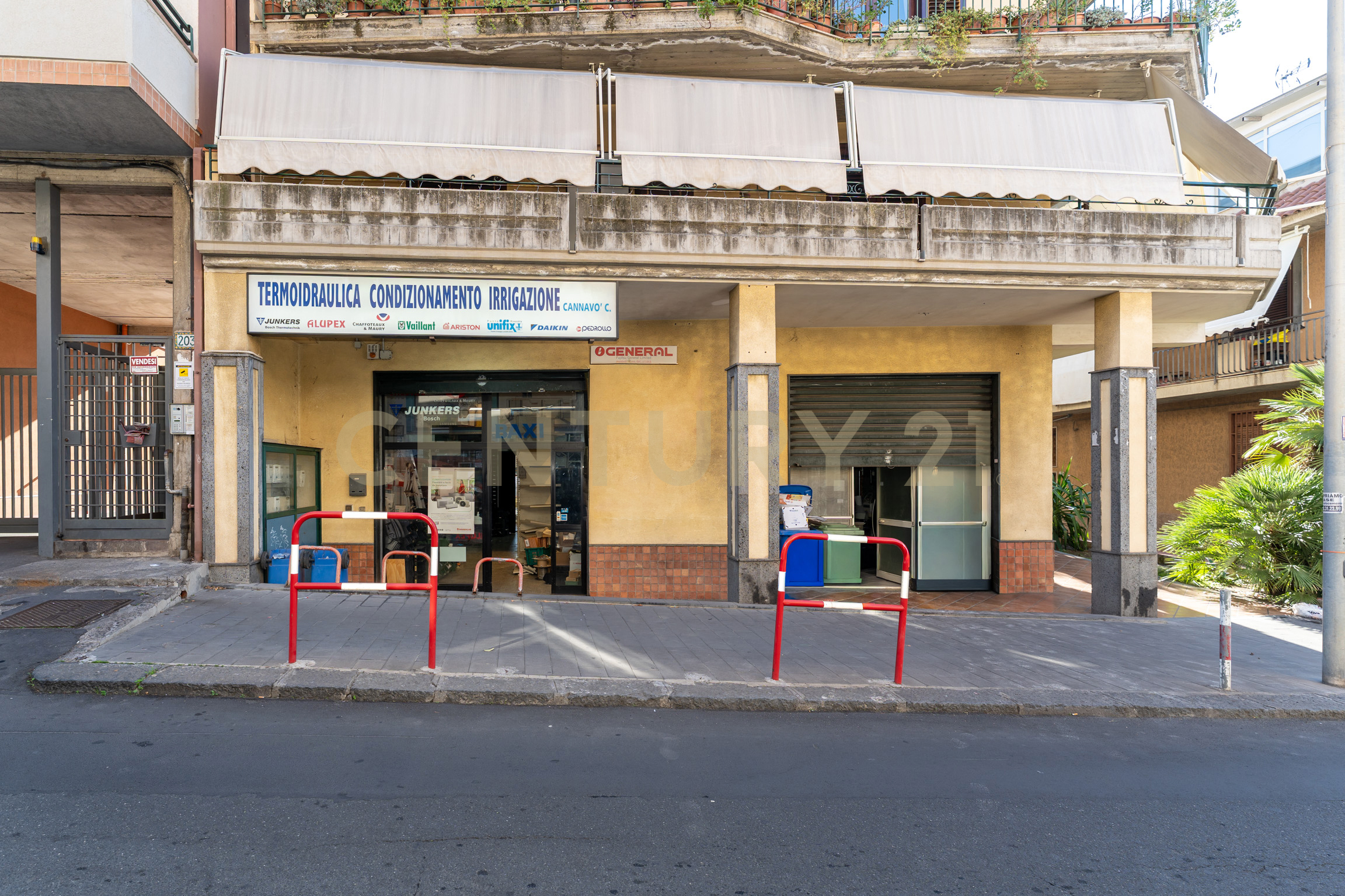 Locale commerciale con terrazzo in via firenze 205, Aci Castello