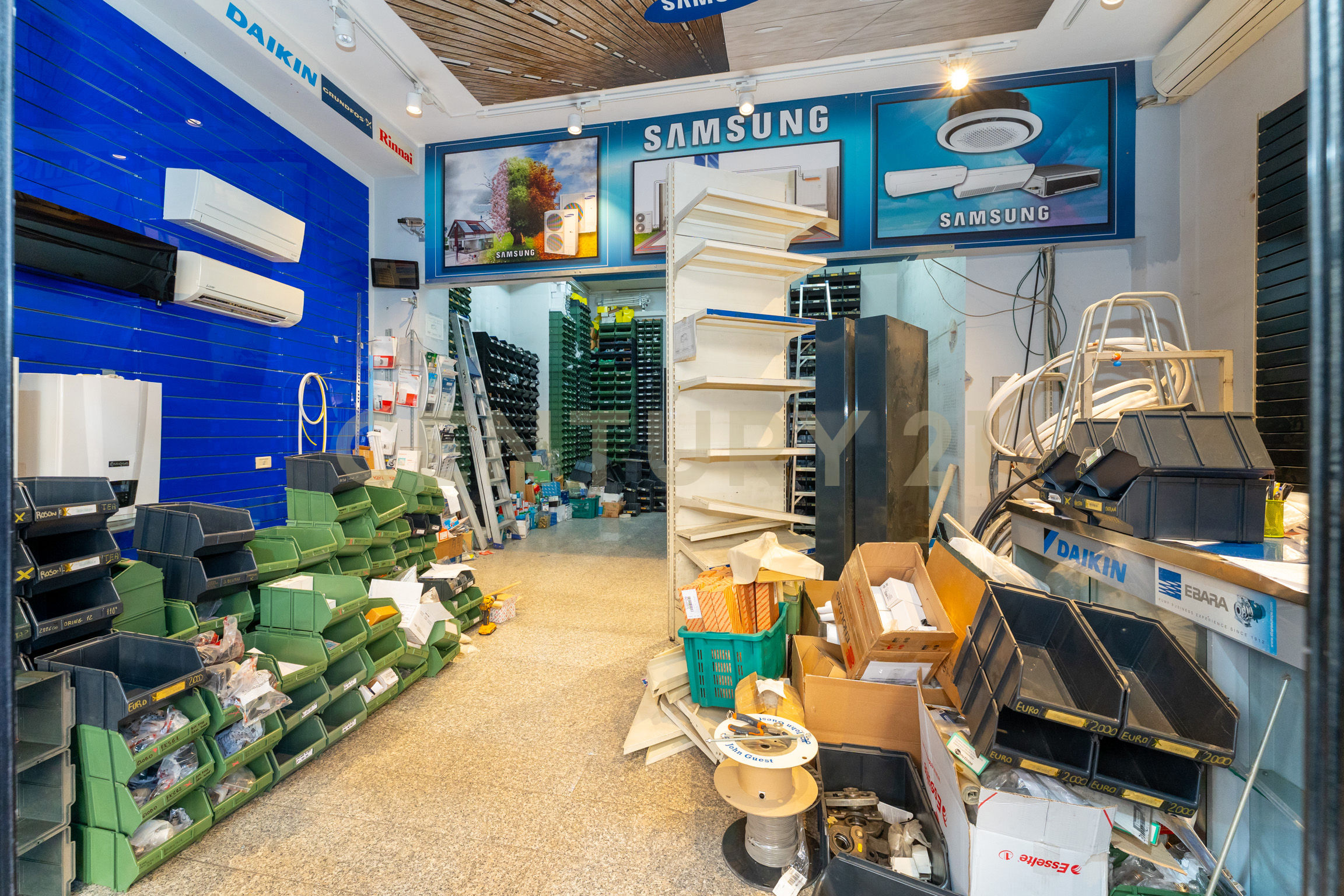 Locale commerciale con terrazzo in via firenze 205, Aci Castello