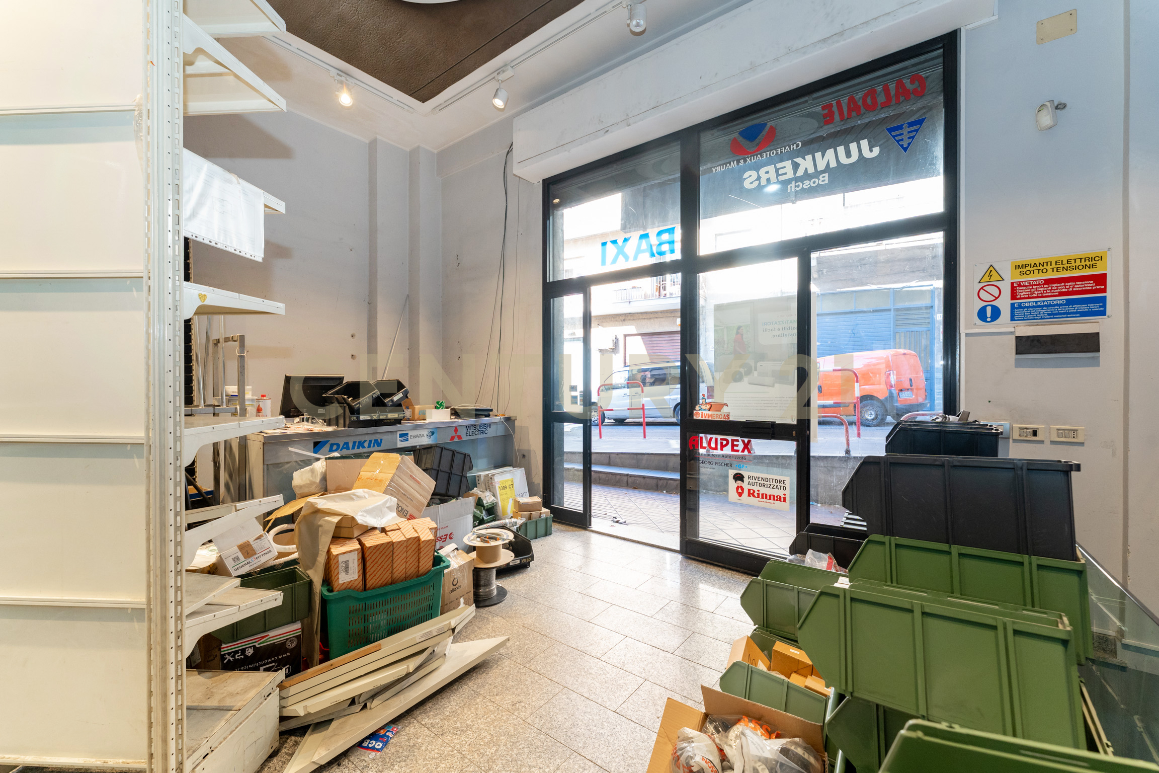 Locale commerciale con terrazzo in via firenze 205, Aci Castello