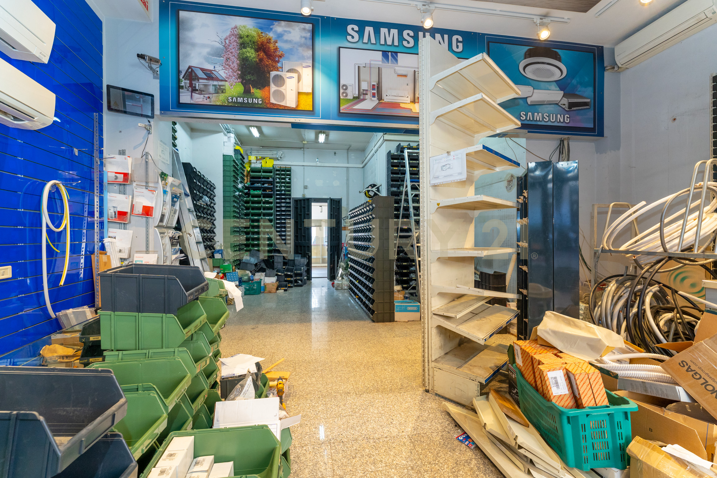 Locale commerciale con terrazzo in via firenze 205, Aci Castello