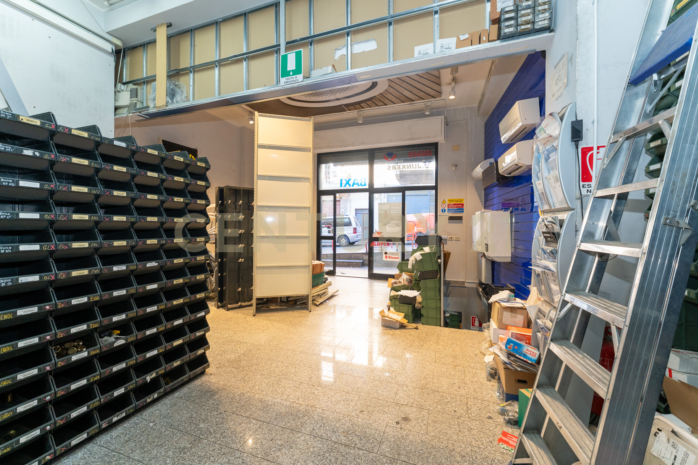 Locale commerciale con terrazzo in via firenze 205, Aci Castello