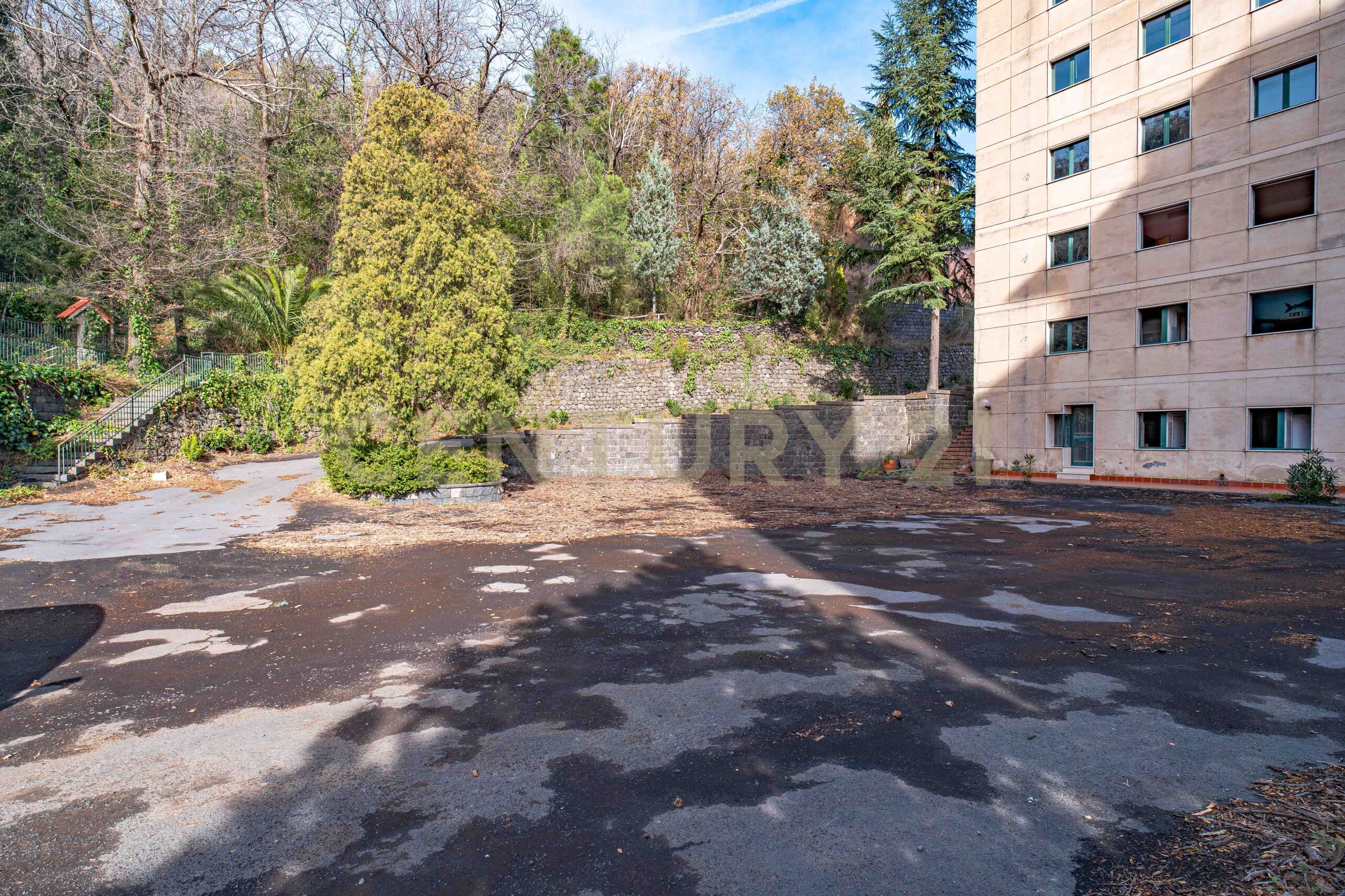 Capannone con giardino in via cassone 75, Zafferana Etnea