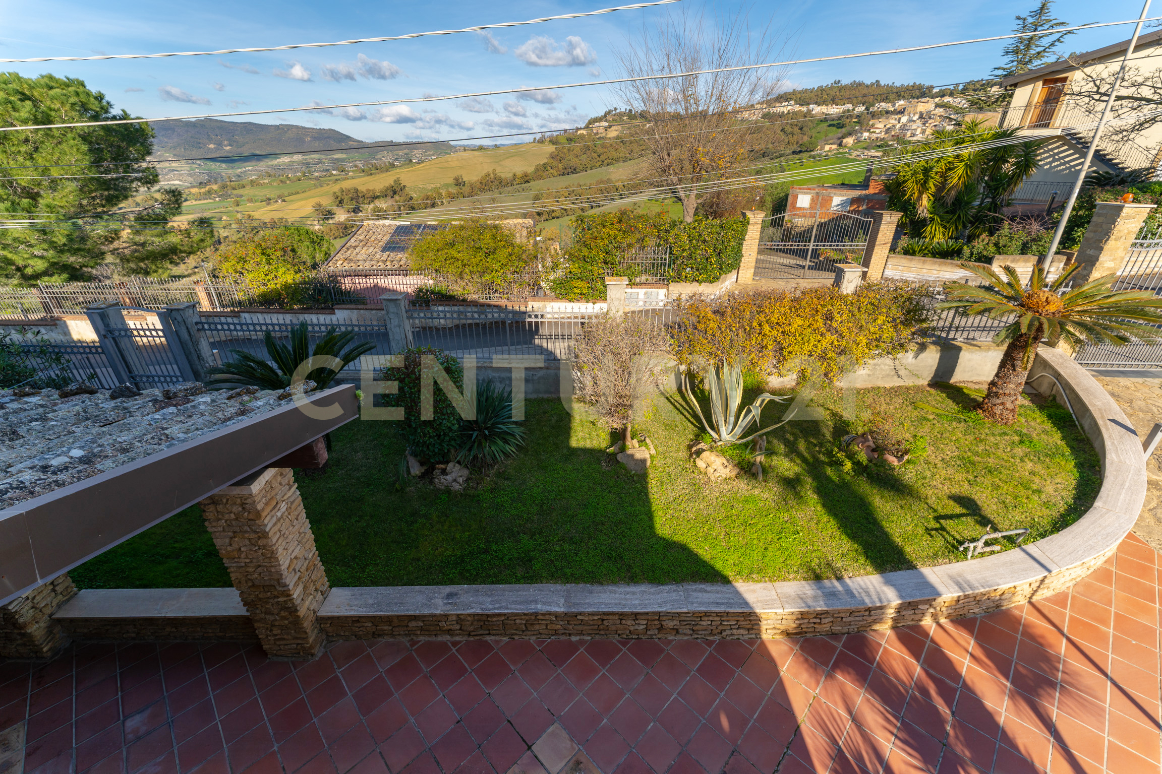 Villa con giardino in via gela 95, Caltagirone