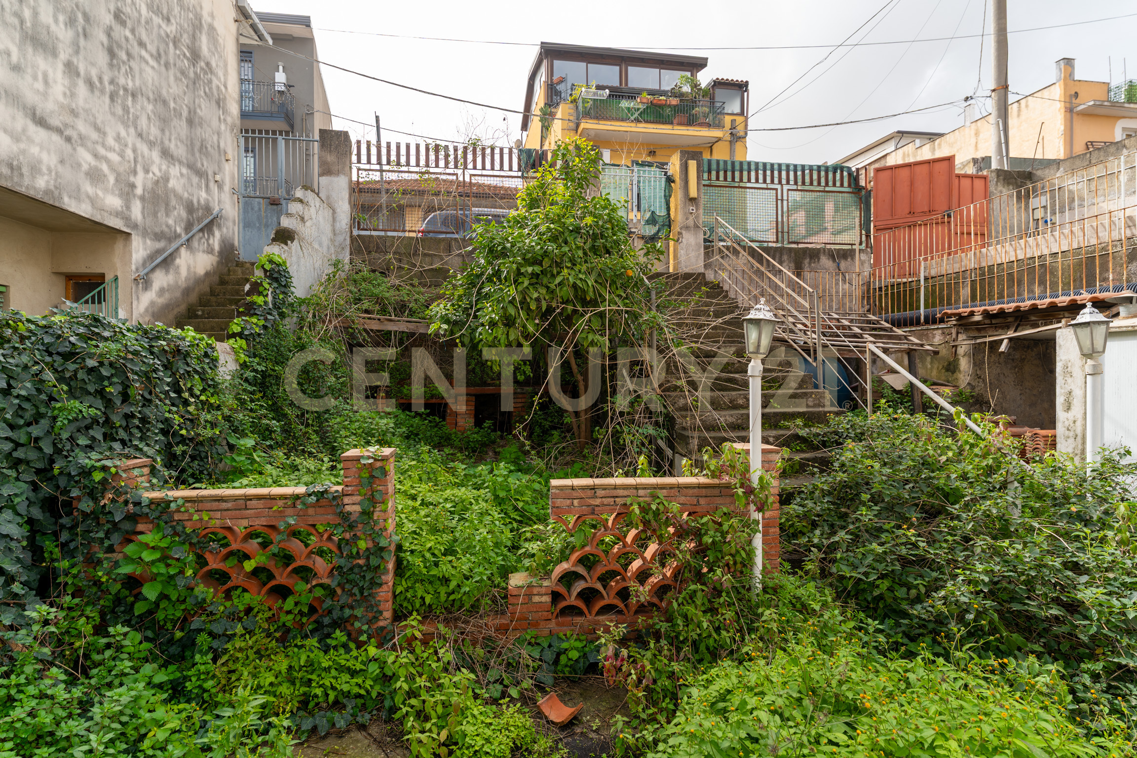 Casa indipendente con giardino in via velletri 16, Catania