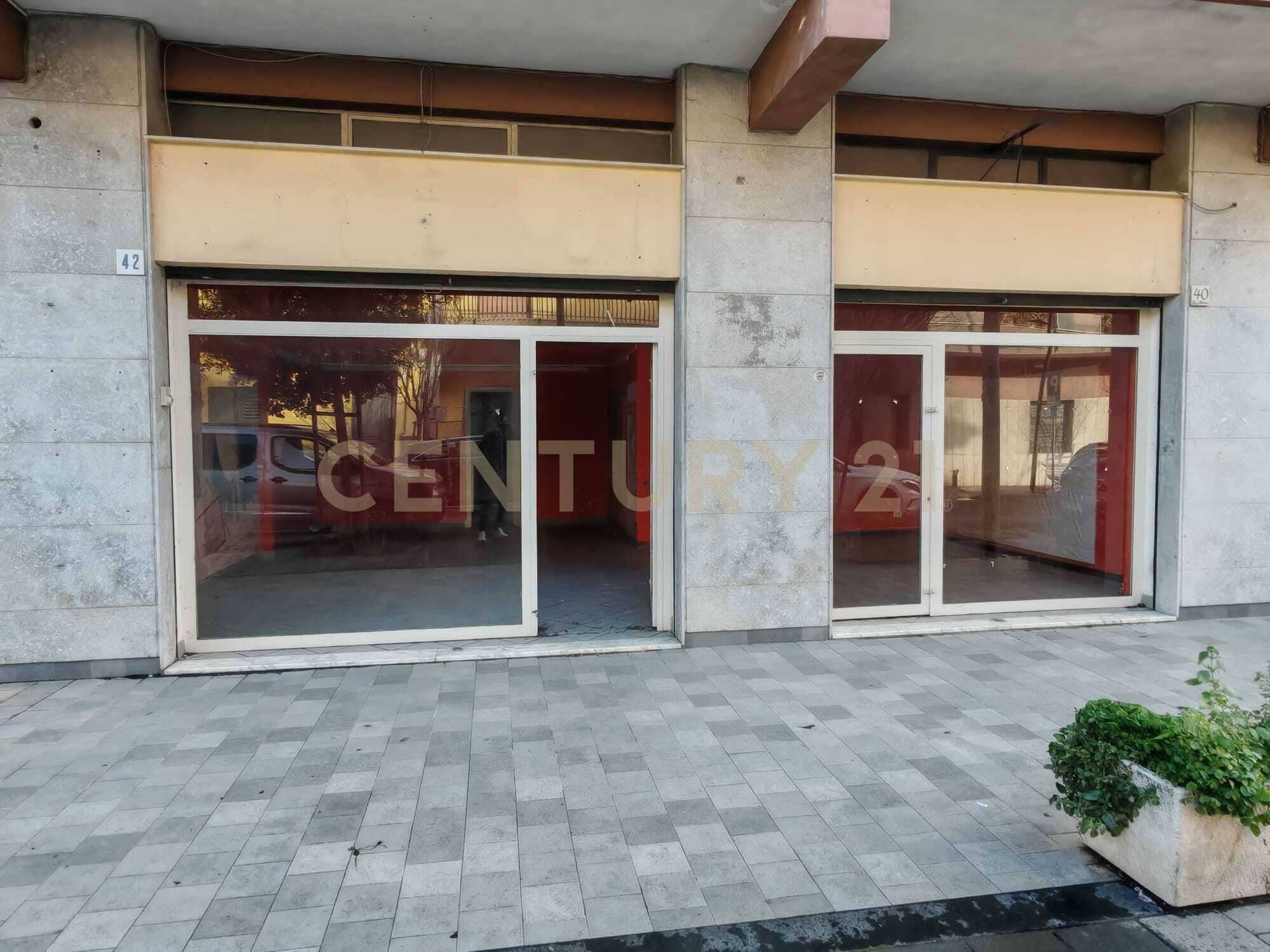 Locale commerciale ristrutturata in via guglielmo marconi 40, Gravina di Catania